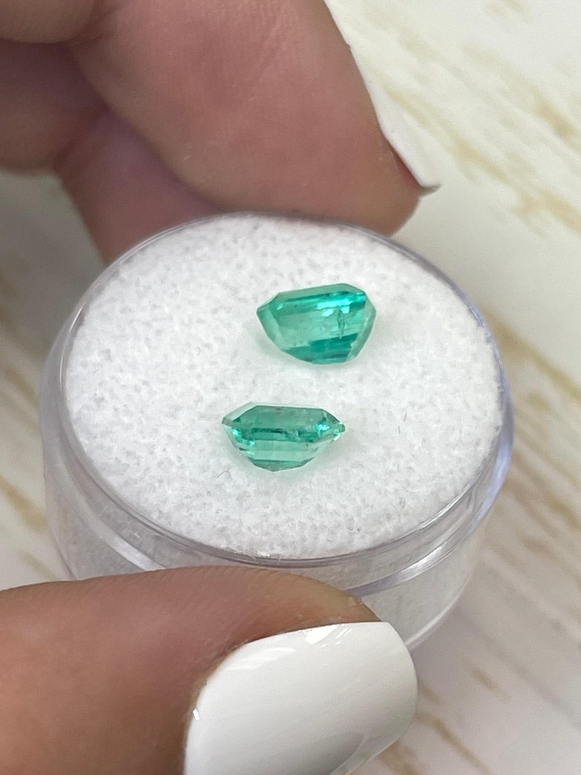 2.67tcw 7x6 Matching Vibrant Green Colombian Emeralds - Emerald Cut Genuine Pair Pour femmes en vente