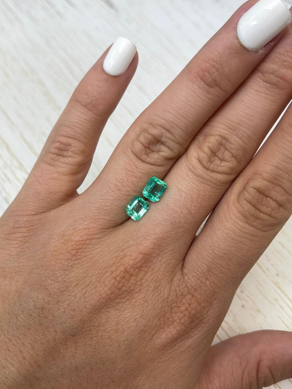 2.67tcw 7x6 Matching Vibrant Green Colombian Emeralds - Emerald Cut Genuine Pair en vente 1