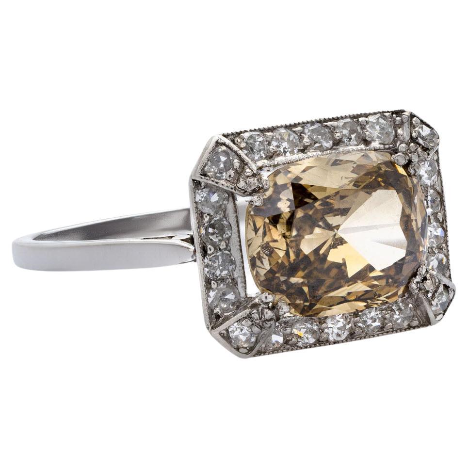 Bague en diamant, 2,68 carats, platine 950, design d'inspiration vintage. Cette bague sophistiquée est fabriquée en platine 950 - un métal connu pour sa durabilité exceptionnelle, sa résistance aux rayures et son luxueux éclat blanc argenté. La