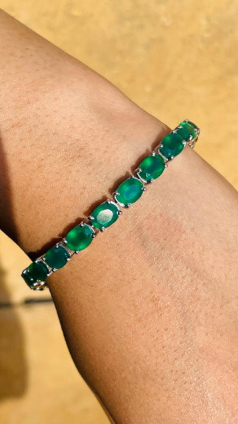 26.8 Carat Green Onyx Gemstone Tennis Bracelet in sterling silver showcases endlessly sparkling natural green onyx, weighing 26.8 carat. It measures 7.5 inches long in length. 
Green Onyx stimulate concentration and reduces stress. 
Designed with