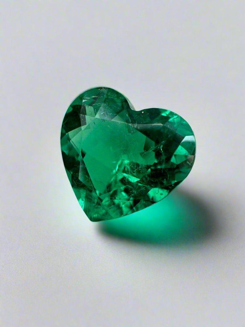 A. Stone: Smeraldo
Peso: 2,68 carati
Forma: Taglio a cuore
Chiarezza: Trasparente
Lucentezza: Eccellente
Colore: Vivido Greene & Greene
Misure: 9,76 mm x 10,50 mm x 5,34 mm
Origine geografica: Colombia
Trattamento: Naturale, oliatura

Commenti: A