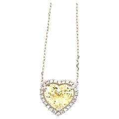 Collier pendentif en forme de cœur avec saphir jaune non chauffé de 2,68 carats et diamants
