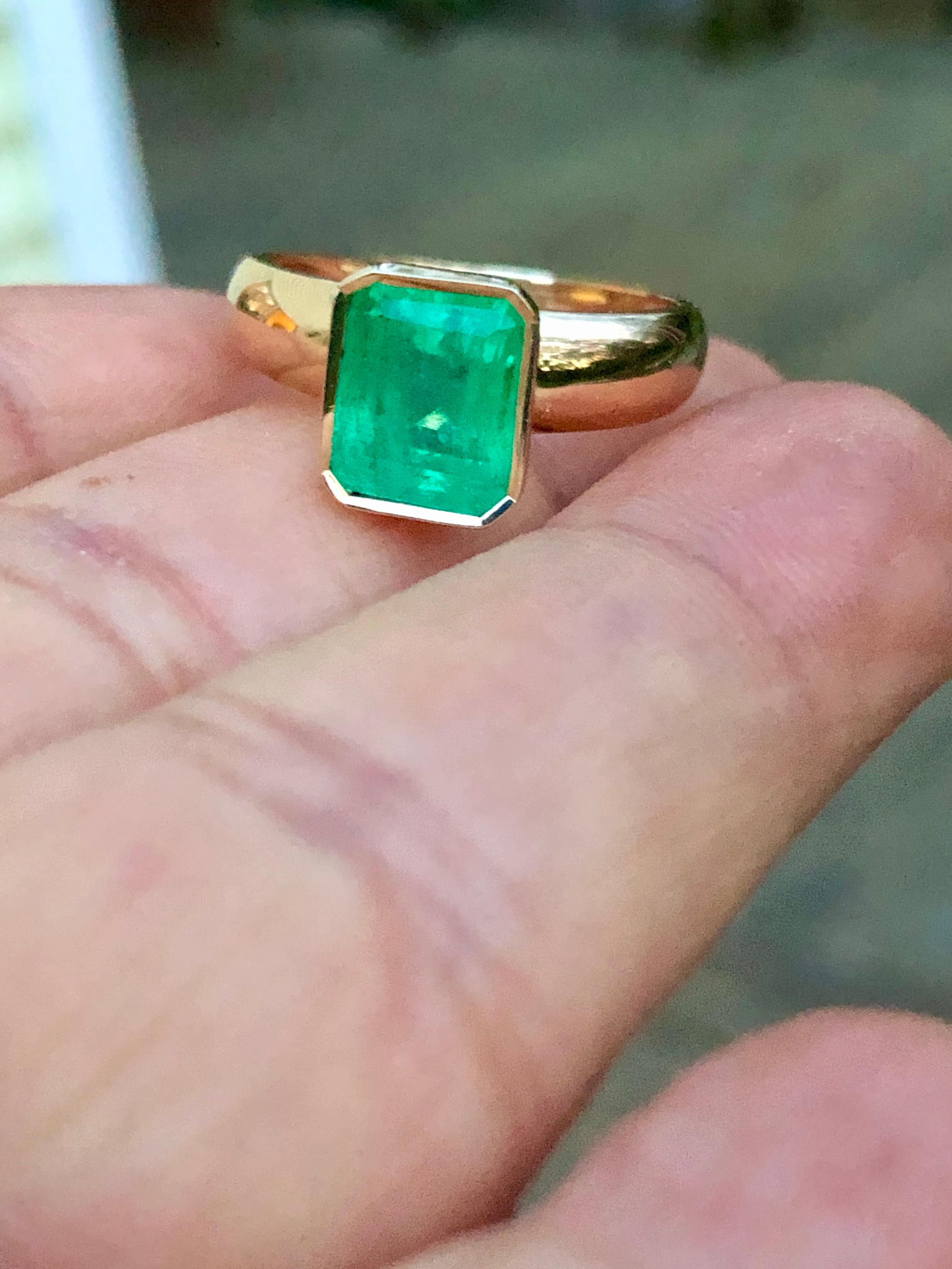 Emeralds Maravellous 2.68 Carat Natural Colombian Emerald Solitaire Ring 18K For Sale 6