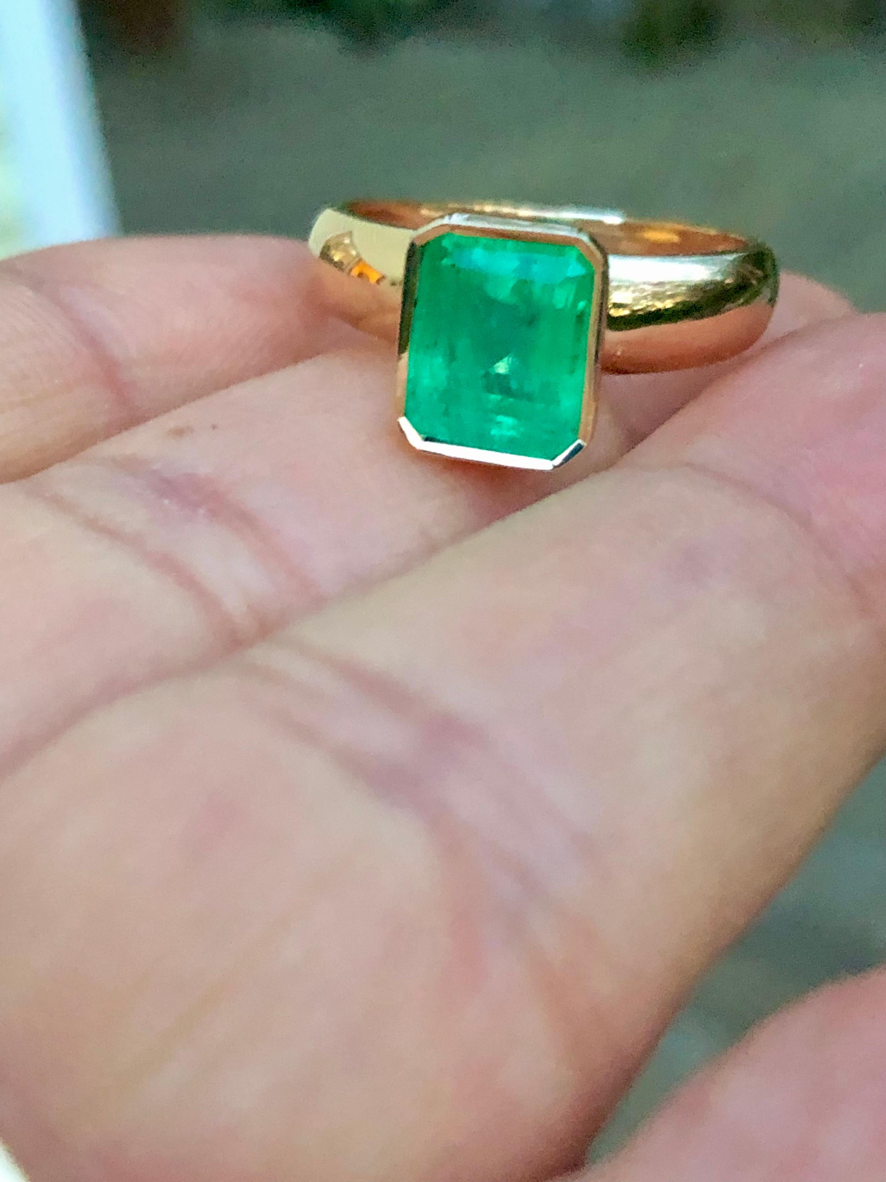 Contemporary Emeralds Maravellous 2.68 Carat Natural Colombian Emerald Solitaire Ring 18K For Sale