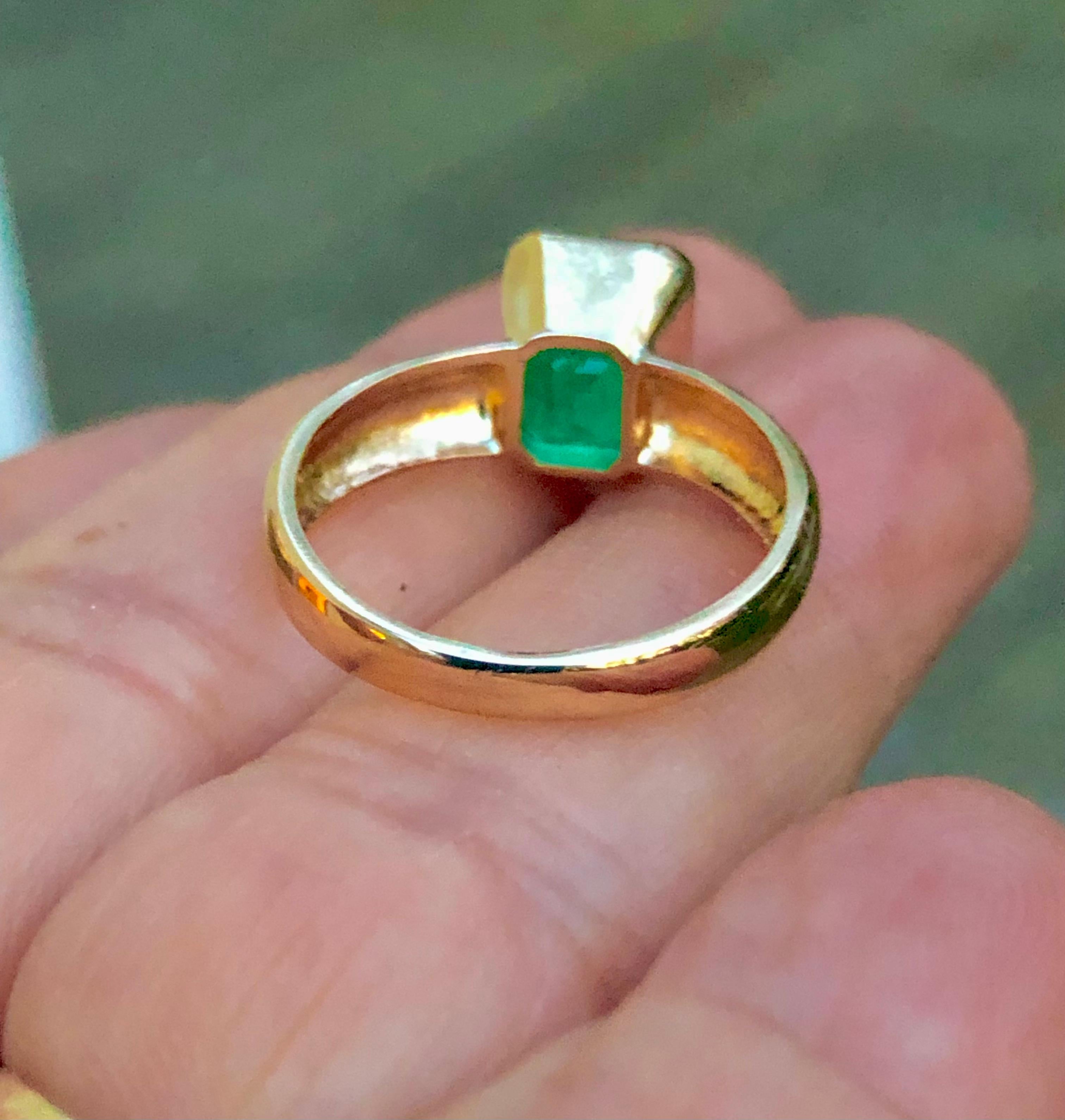 Women's Emeralds Maravellous 2.68 Carat Natural Colombian Emerald Solitaire Ring 18K For Sale