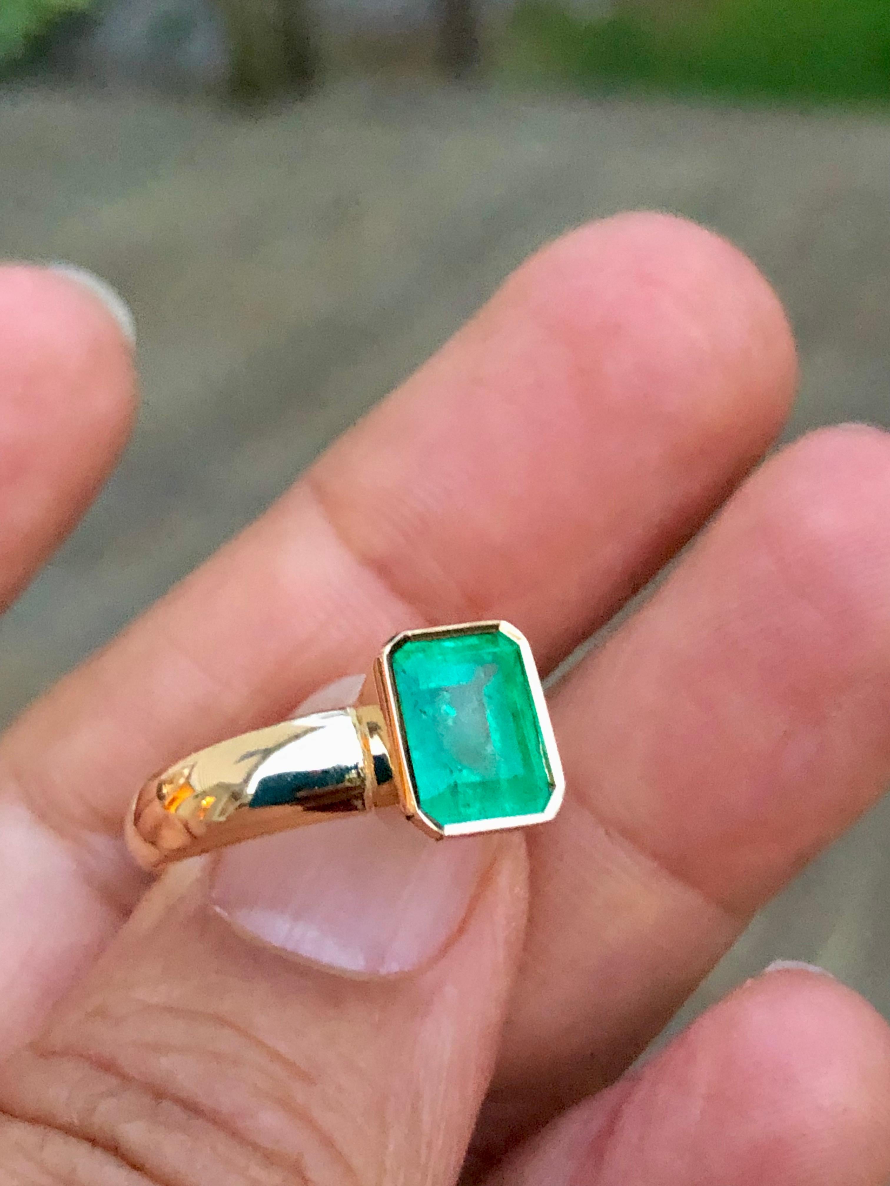 Emeralds Maravellous 2.68 Carat Natural Colombian Emerald Solitaire Ring 18K For Sale 3