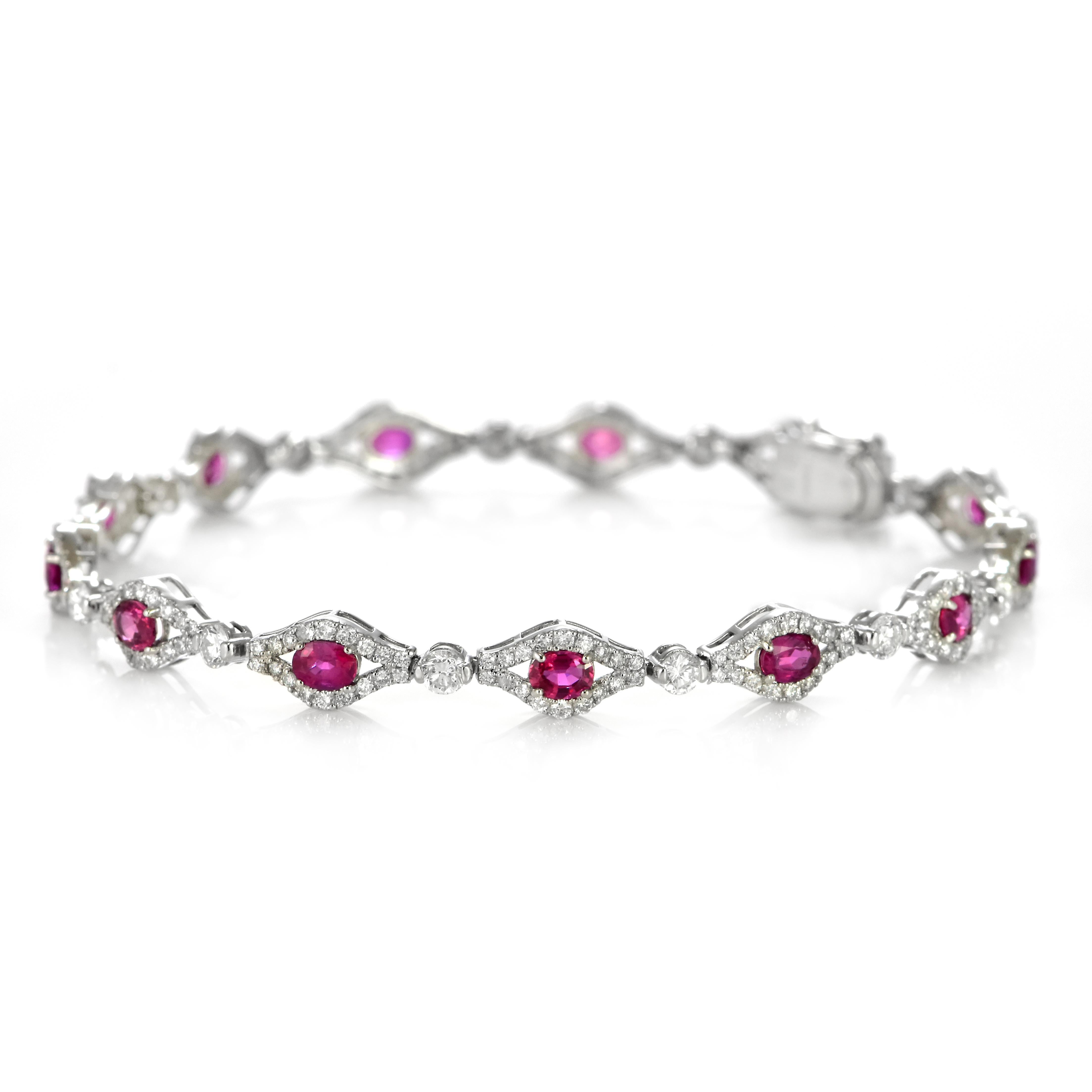 Ce magnifique bracelet en platine est orné de 2,68 carats de rubis naturels non chauffés et de 2,28 carats de diamants. Les rubis sont appelés 