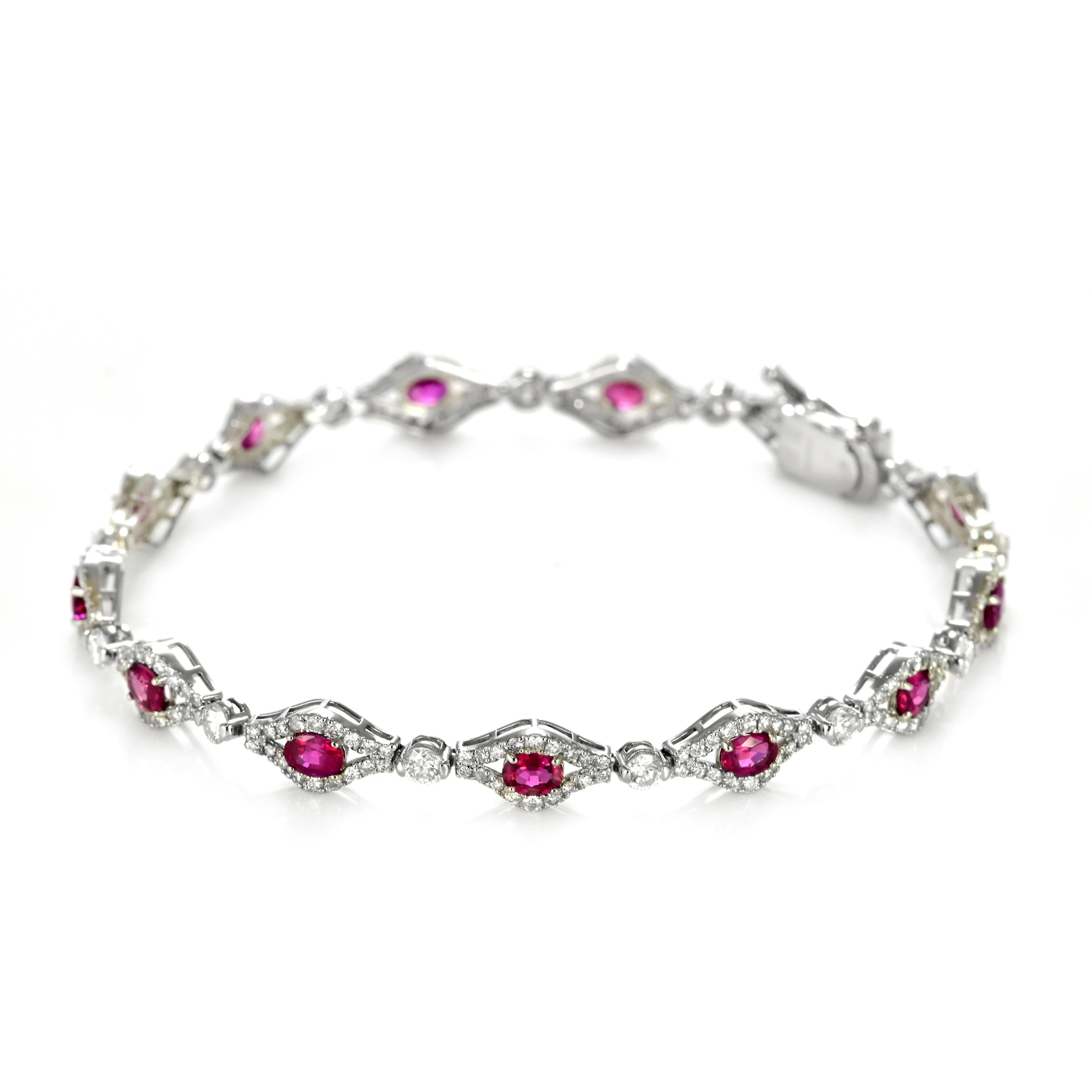 Taille ovale Bracelet en platine de 2.68 carats de rubis naturels non chauffés et de diamants en vente