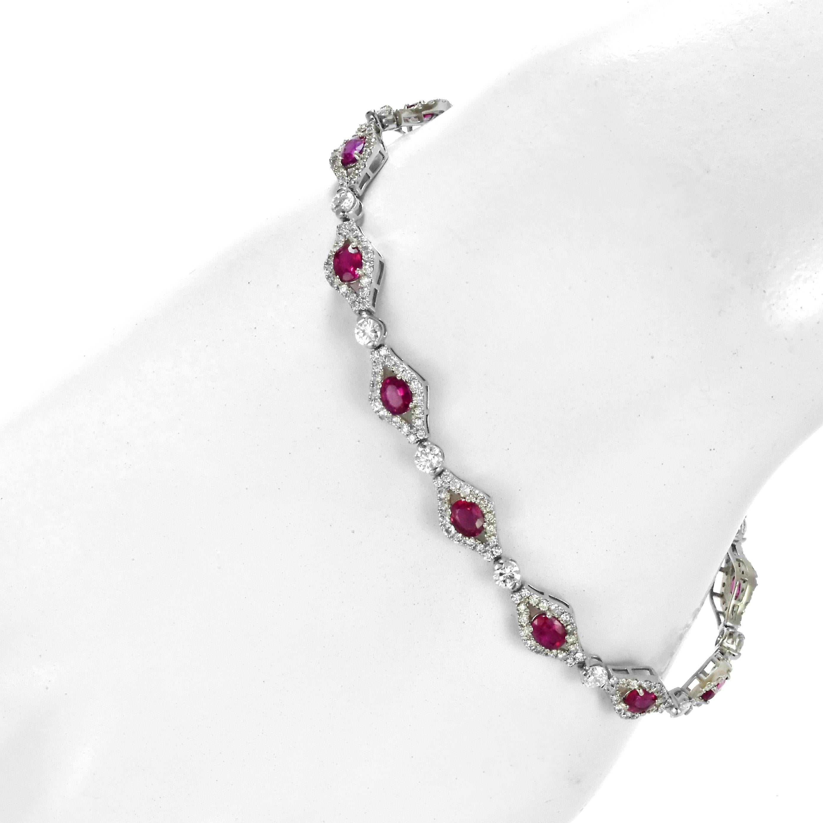 Bracelet en platine de 2.68 carats de rubis naturels non chauffés et de diamants Unisexe en vente