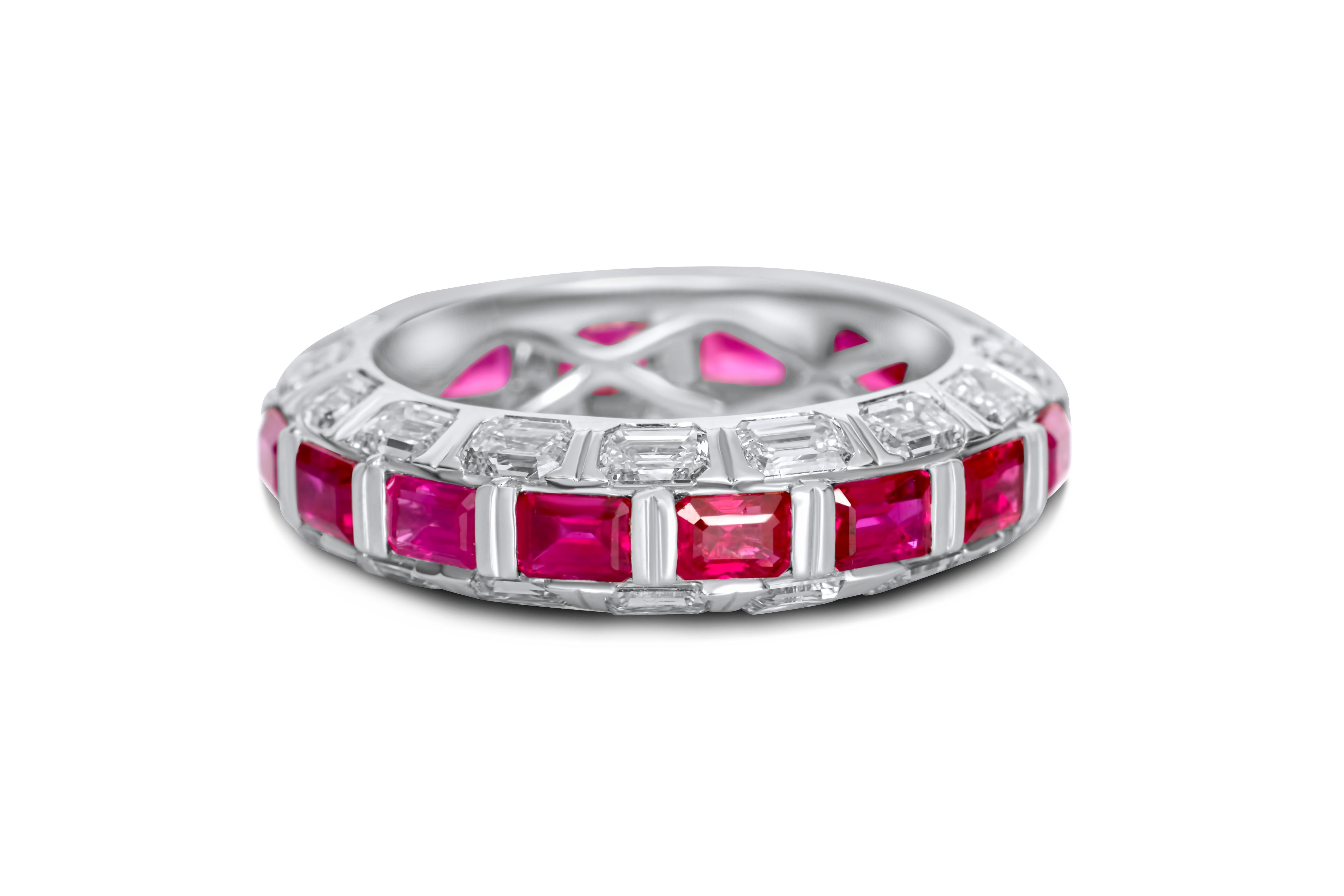 Bague en or blanc 18kt avec rubis et diamants
  
  Couleur de l'or et carat : Or blanc 18kt
  Poids : 5,276 grammes
  
  Ensemble avec...
  Type de pierre : Rubis
  Forme : Octogone
  Carat : 2.68 (16 Pcs)
  Couleur : -
  Clarté : -  

  Pierres
