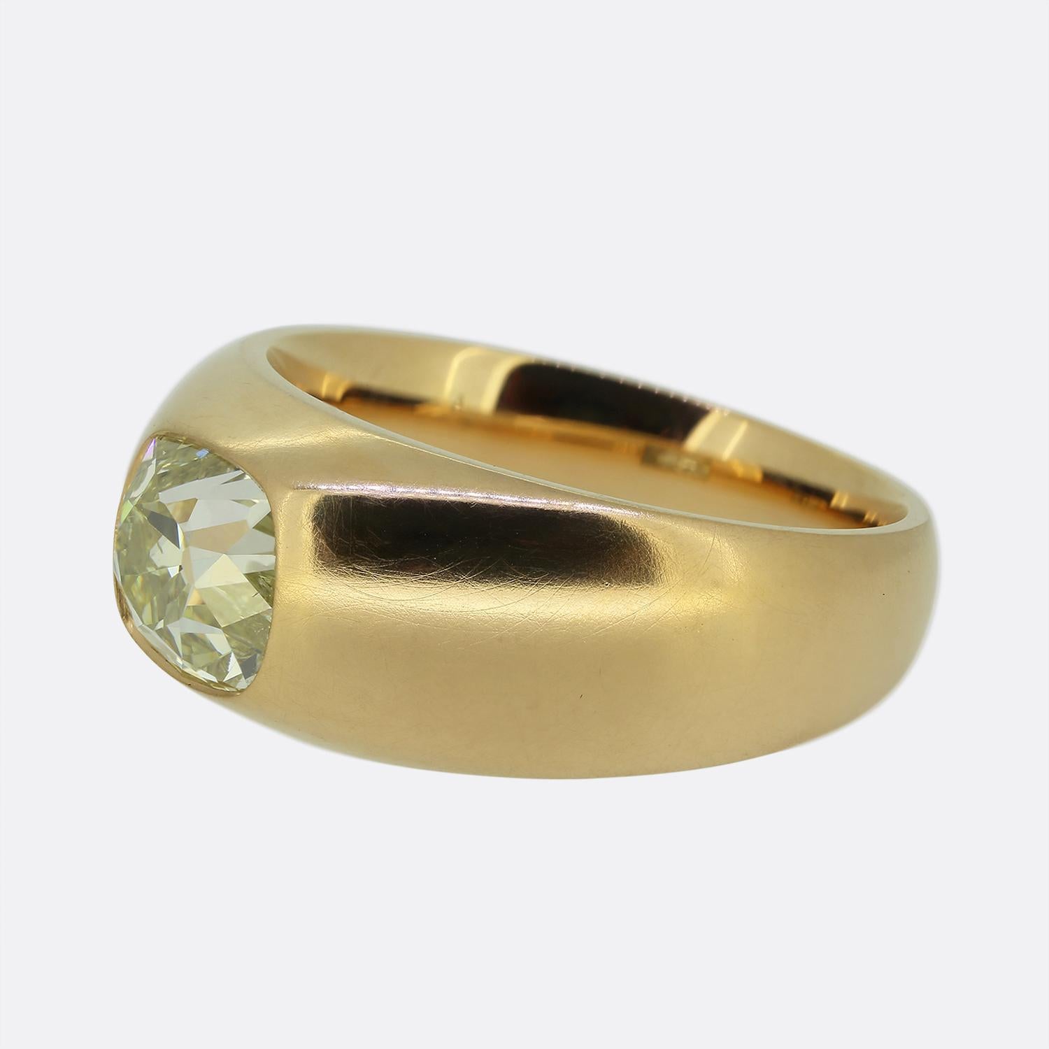 Nous avons ici une bague en diamant à pierre unique à couper le souffle. Cette pièce intemporelle a été fabriquée en or jaune 22ct avec une légère teinte rose et comporte un diamant taille ancienne de 2,68 carats au centre de la face. Cette pierre