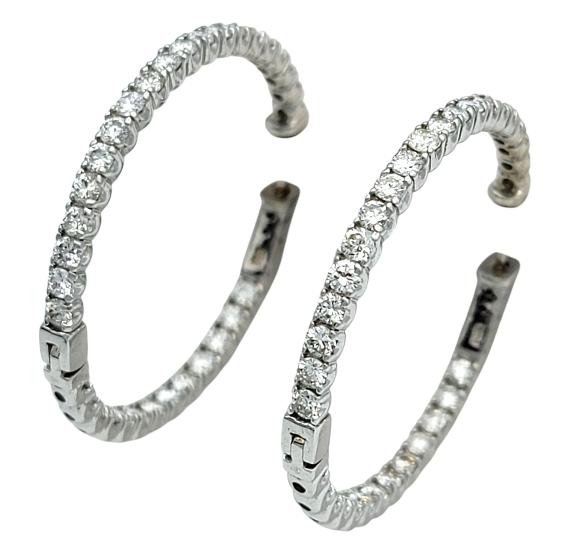 Ajoutez une touche d'élégance à votre collection de bijoux avec ces étonnantes boucles d'oreilles en diamant à l'envers. Réalisées en luxueux or blanc 14 carats, ces boucles d'oreilles sont ornées d'une multitude de diamants ronds de taille