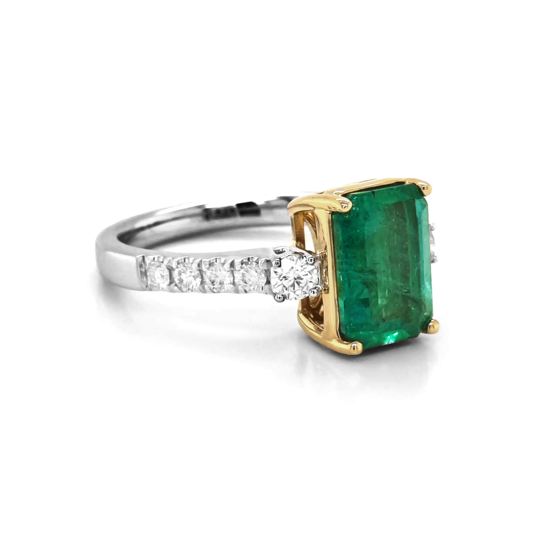 1 Emerald Gemstone: 2.31 Carats
10 White Diamonds: 0.37 Carat
Metal: 18K White and Yellow Gold, 4.70 Grams