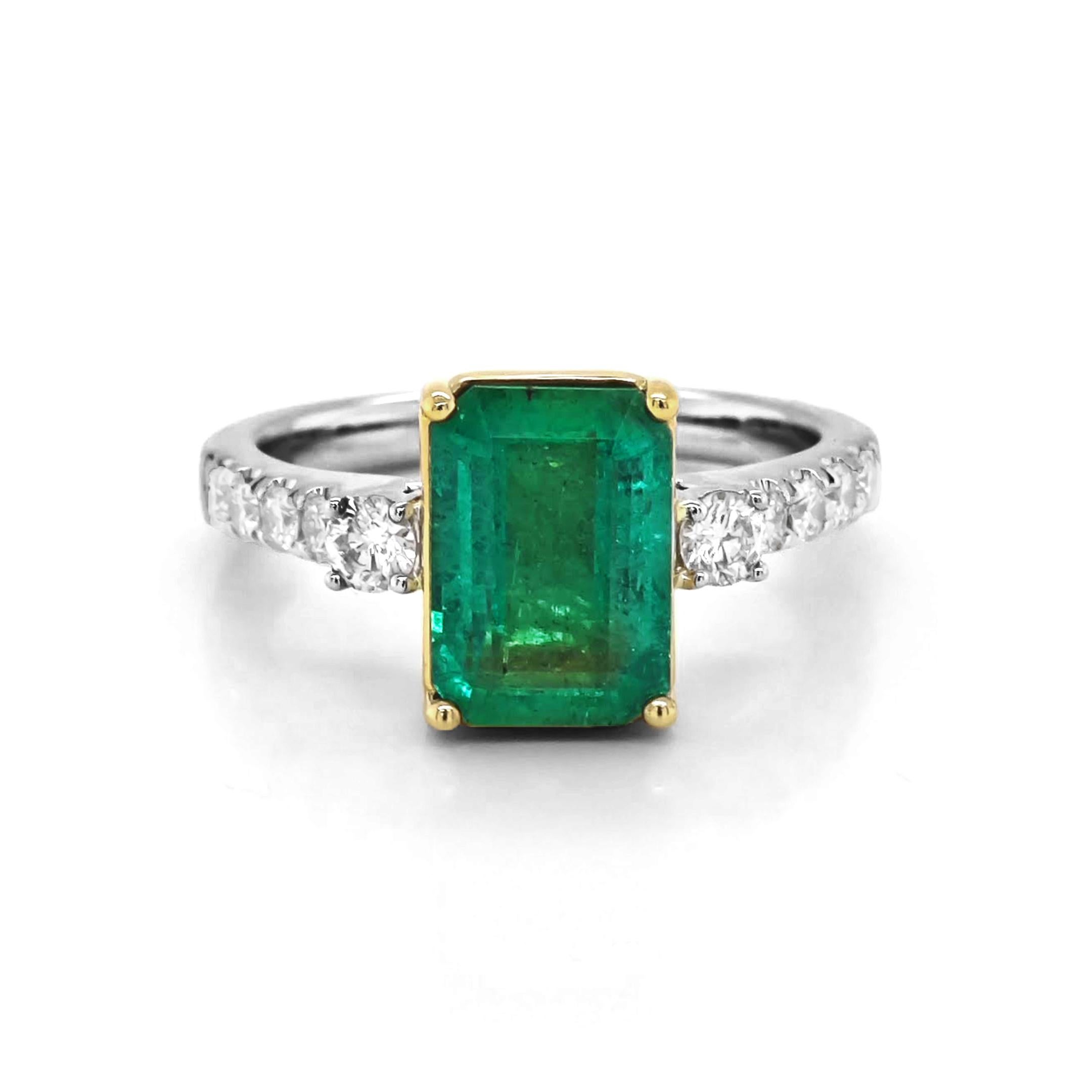 2.68 Carats Emerald and White Diamond White and Yellow Gold Ring In New Condition For Sale In New York, NY