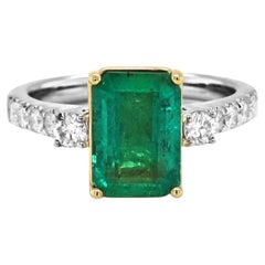 Anillo de oro blanco y amarillo con esmeralda y diamante blanco de 2,68 quilates