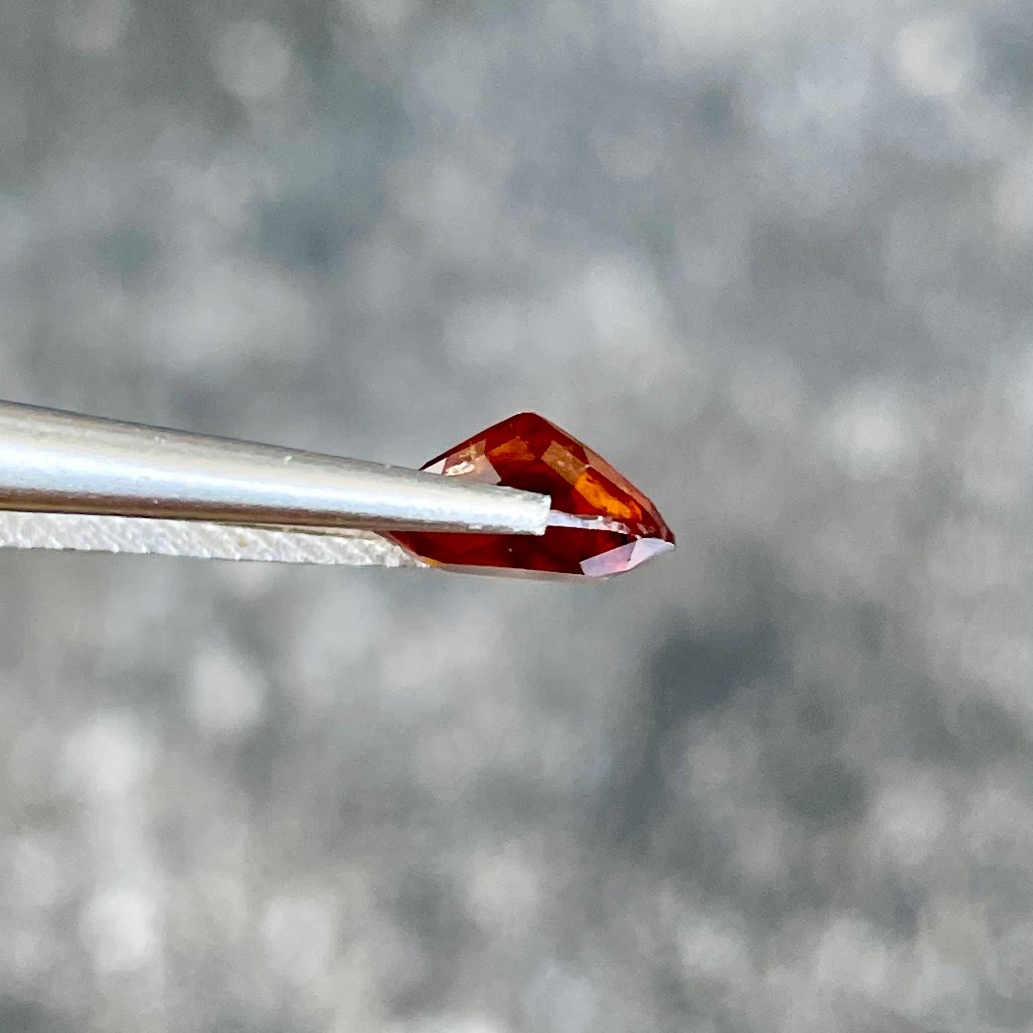 Pierre bestnasite de 2,68 carats, pierre naturelle de taille ovale rare du Pakistan Unisexe en vente