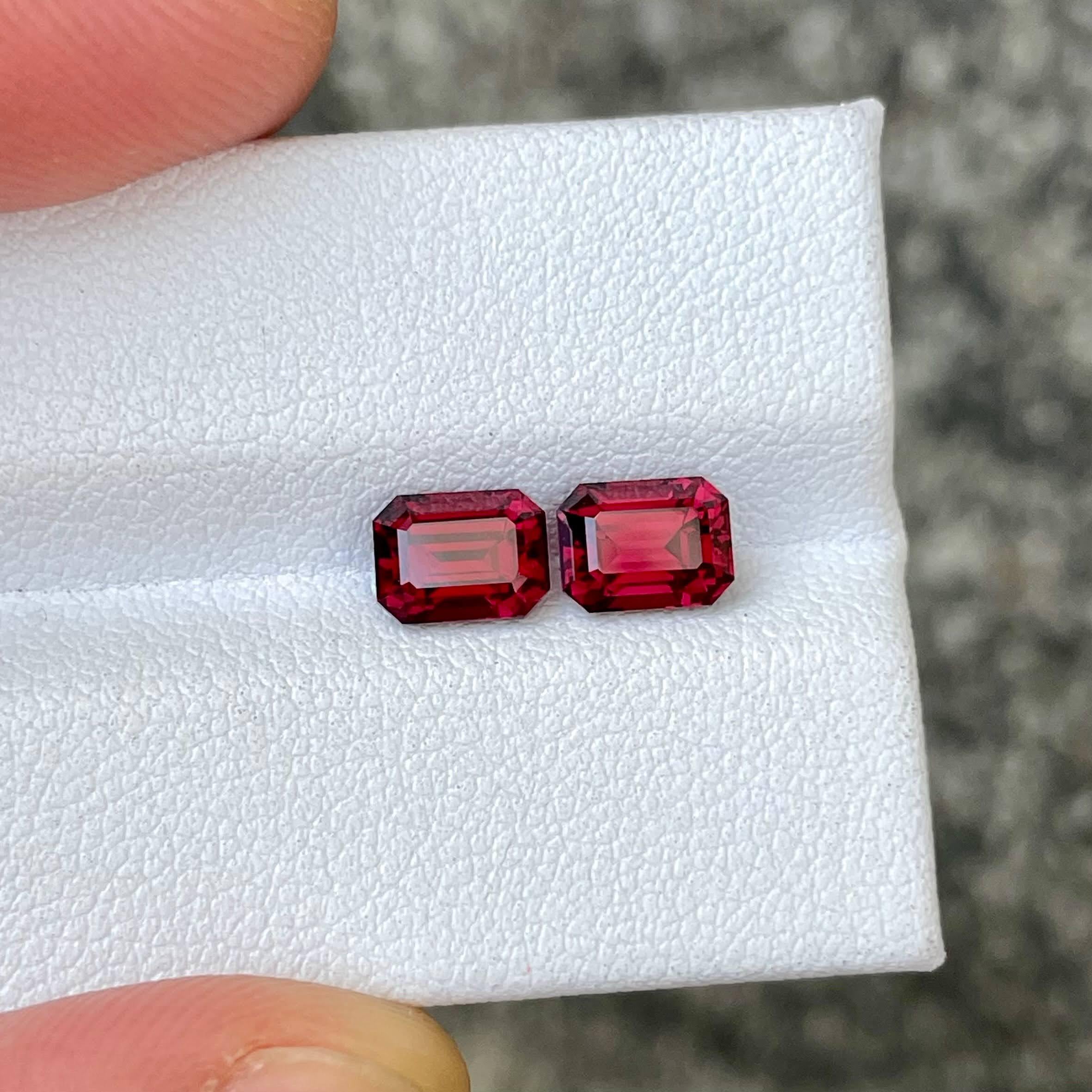 Peso 2,68 carati 
Dimensioni: 6,5x4,9x4,2 mm 
Trattamento nessuno 
Origine Africa 
Occhi chiari e puliti
Forma ottagonale 
Taglio smeraldo 



Questa splendida coppia di gemme di granato rosso vivo da 2,68 carati presenta un taglio a smeraldo che ne