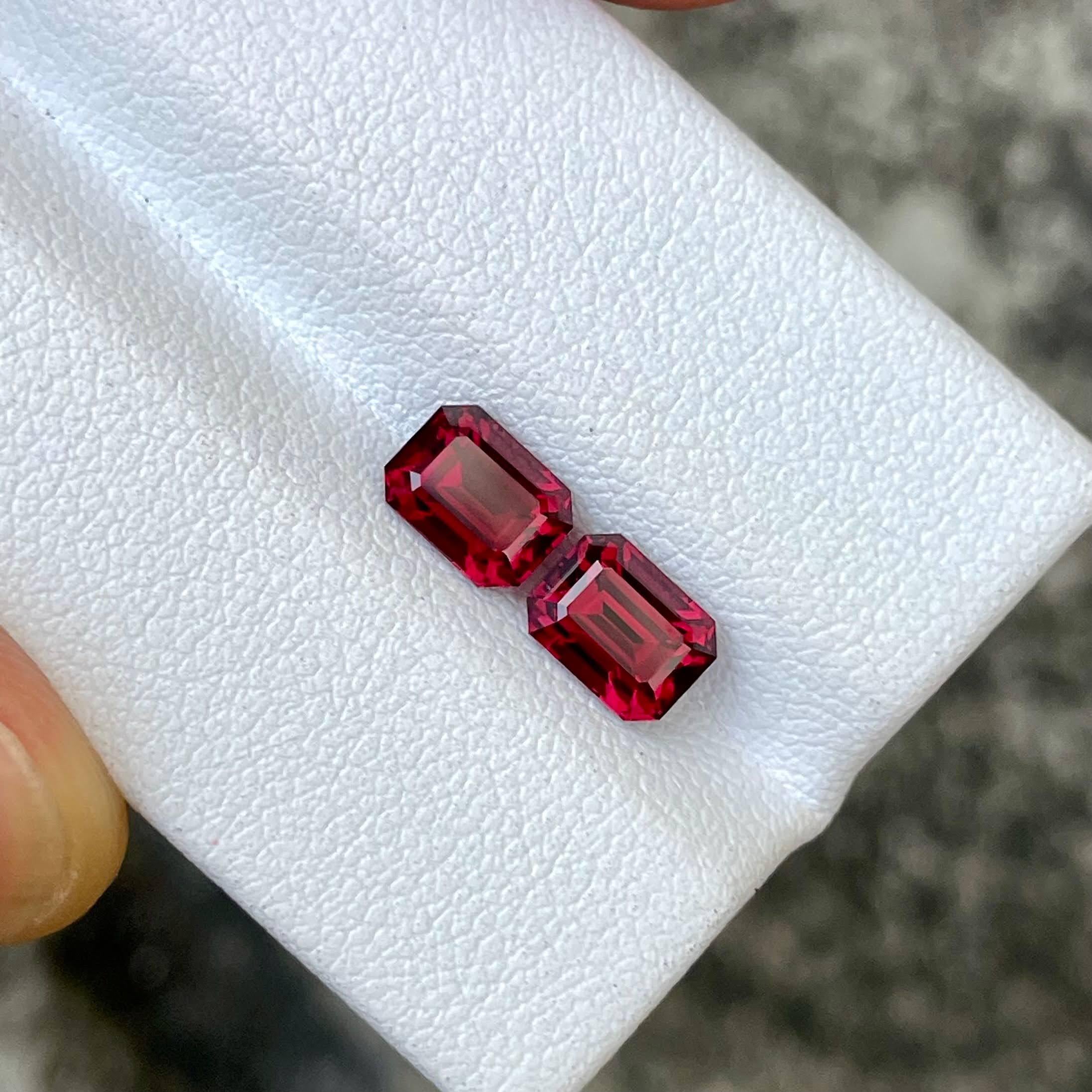 2,68 carati di granato rosso vivo Coppia di gemme africane naturali dal taglio smeraldo In condizioni Nuovo in vendita a Bangkok, TH
