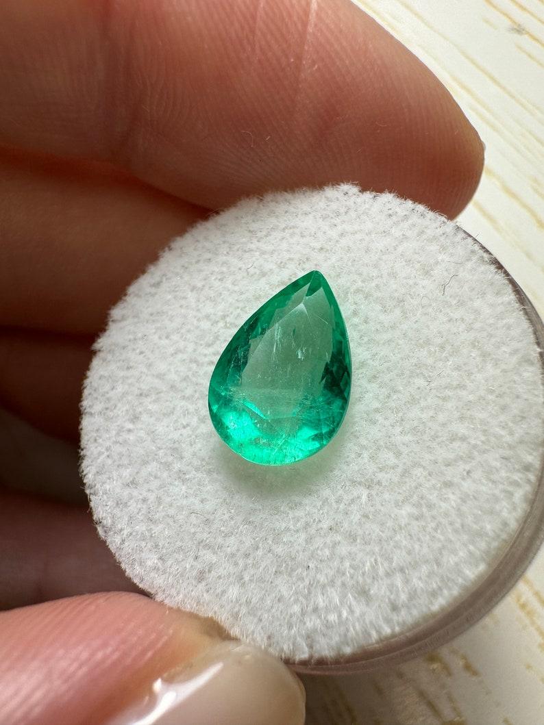A. Stone: Smeraldo
Peso: 2,68 carati
Forma: Taglio a pera
Chiarezza: Trasparente
Lucentezza: Molto buono
Colore: Greene & Greene bluastro
Misure: 11,37 mm x 7,63 mm x 5,62 mm
Origine geografica: Colombia
Trattamento: Naturale, oliatura

Commenti: A