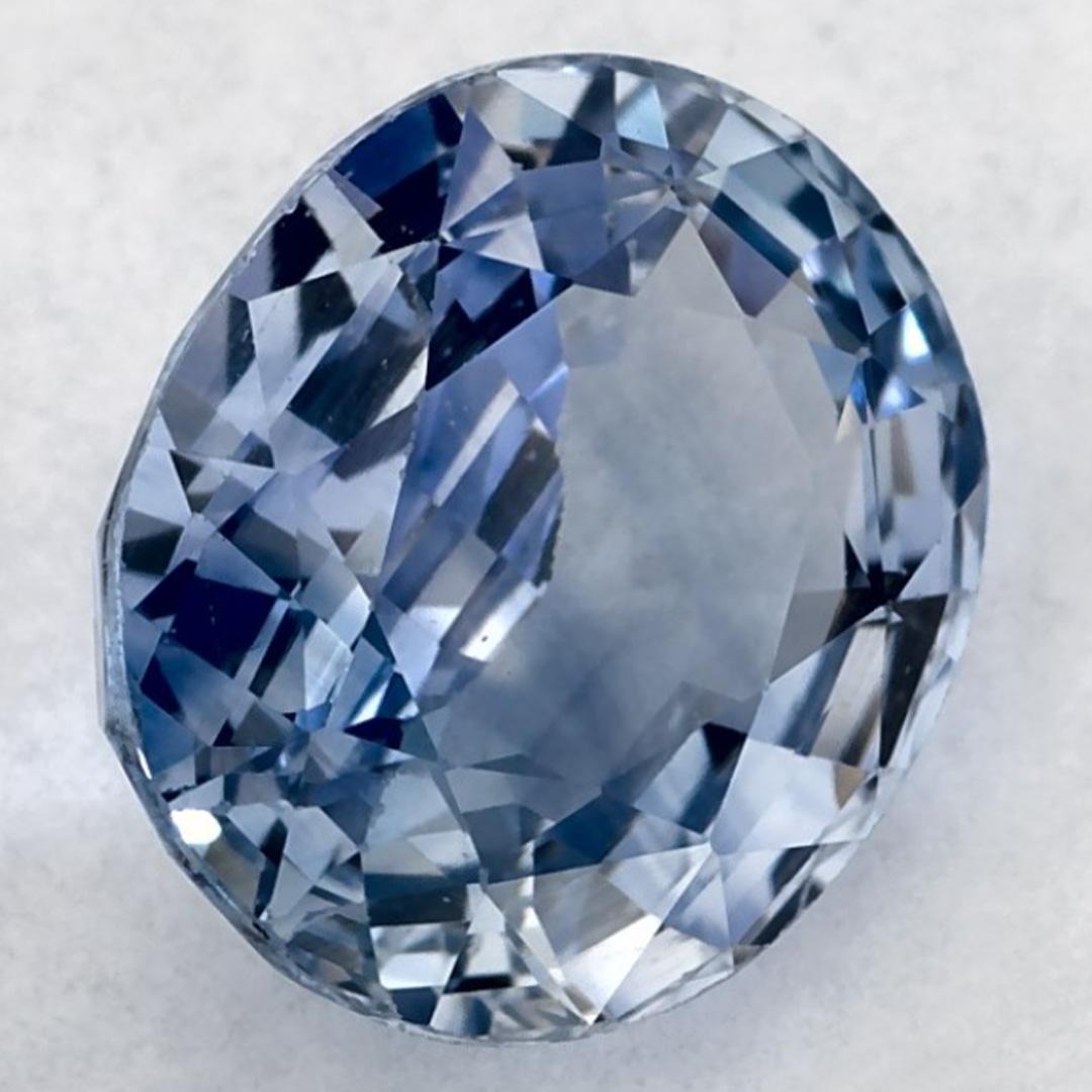 Dieser natürliche blaue Saphir bietet Eleganz und Raffinesse. Mit seiner satten Farbsättigung und seinem präzisen Schliff ist er das perfekte Herzstück für einen Verlobungsring oder ein luxuriöses Schmuckdesign.

Dieser Saphir stammt aus Sri Lanka