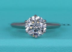 26816 Bague de fiançailles Tiffany & Co en platine, sertie d'un diamant rond de 2,01 carats, pureté G, qualité VS1