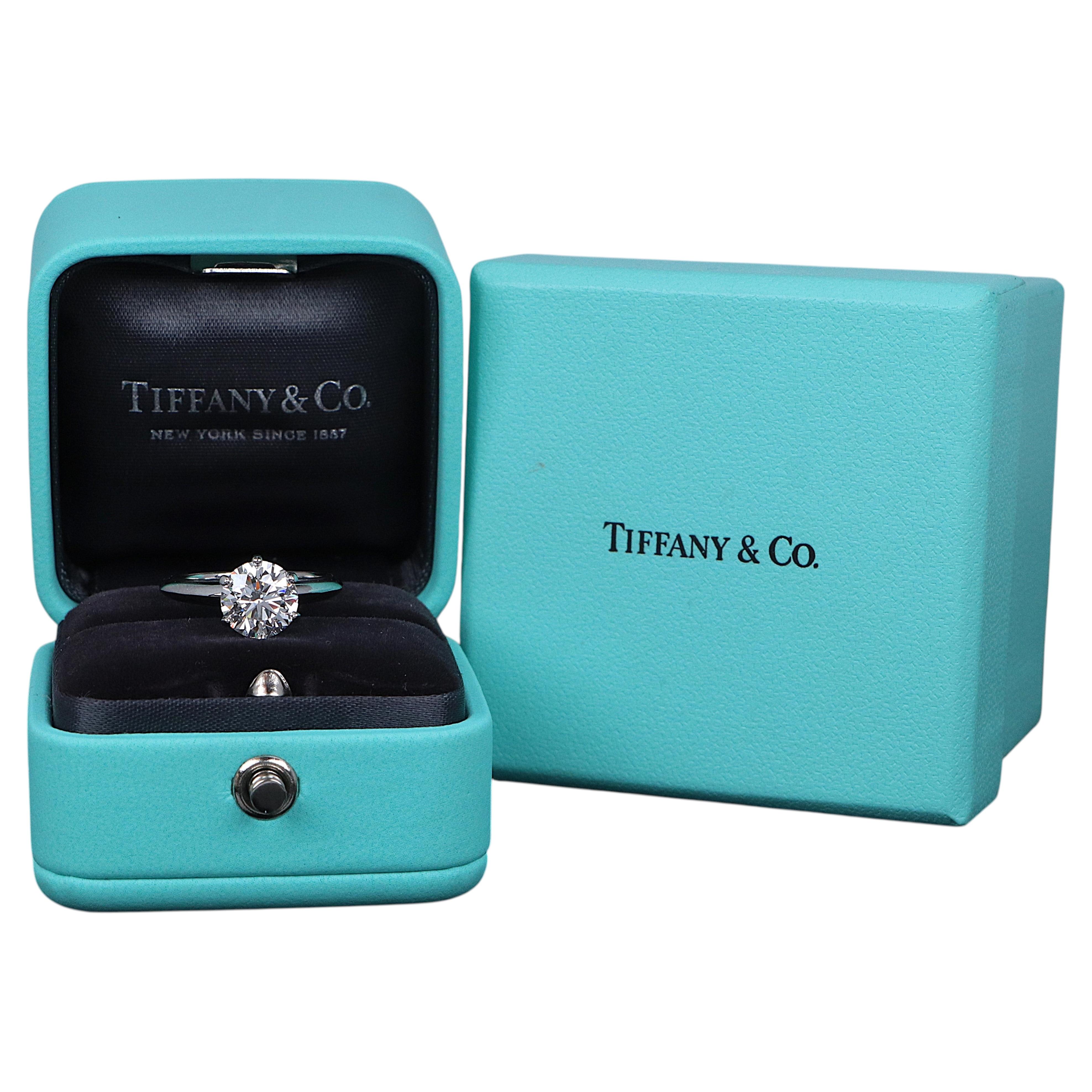26816 Bague de fiançailles Tiffany & Co en platine, sertie d'un diamant rond de 2,01 carats, pureté G, qualité VS1
