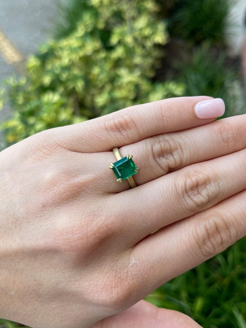 Women's 2.68ct 18K AAA Green Emerald Solitaire Gold Ring - Satin Finish For Sale