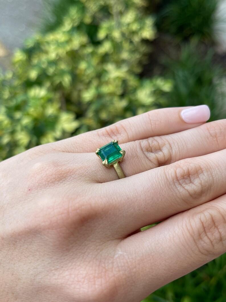 2.68ct 18K AAA Green Emerald Solitaire Gold Ring - Satin Finish For Sale 1