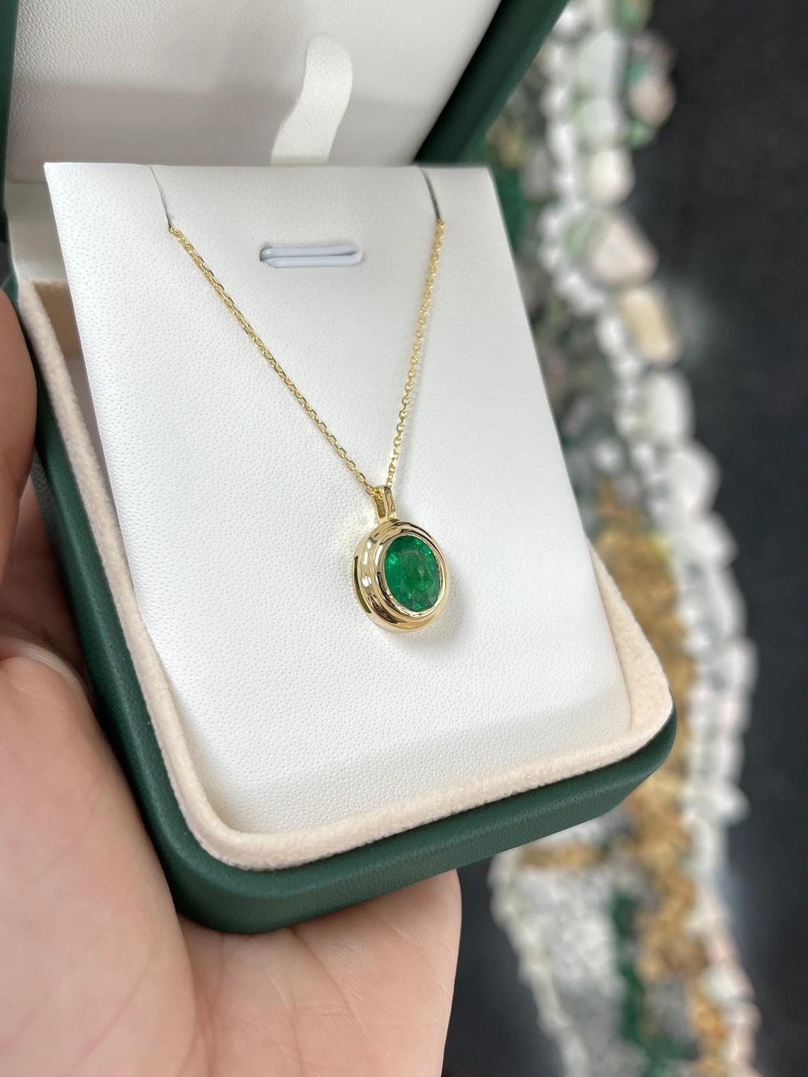 2,68ct 18K Rich Green Oval Cut Emerald Lünette Set Solitär Unisex Anhänger Neckla (Ovalschliff) im Angebot