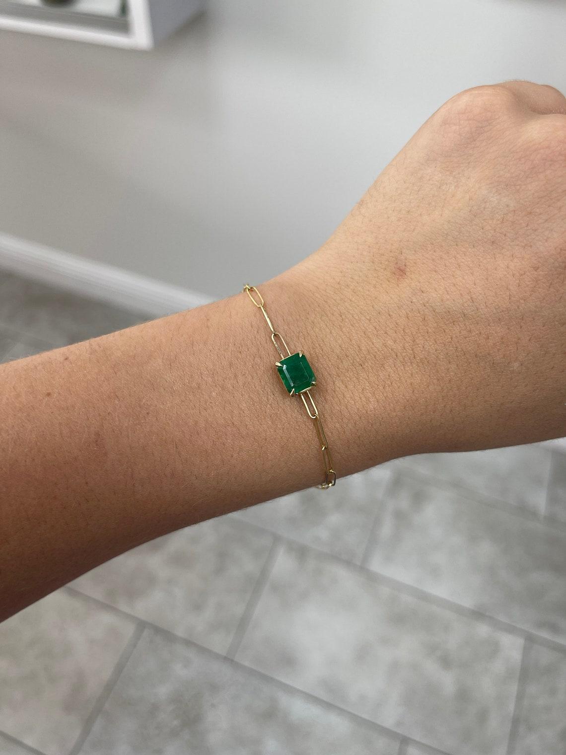 Wir präsentieren ein exquisites Smaragd-Büroklammer-Armband, das mit einem prächtigen Smaragd von 2,68 Karat im Smaragdschliff verziert ist. Der Smaragd besticht durch seine dunkle, sattgrüne Farbe, seine halbtransparente Klarheit und seinen guten