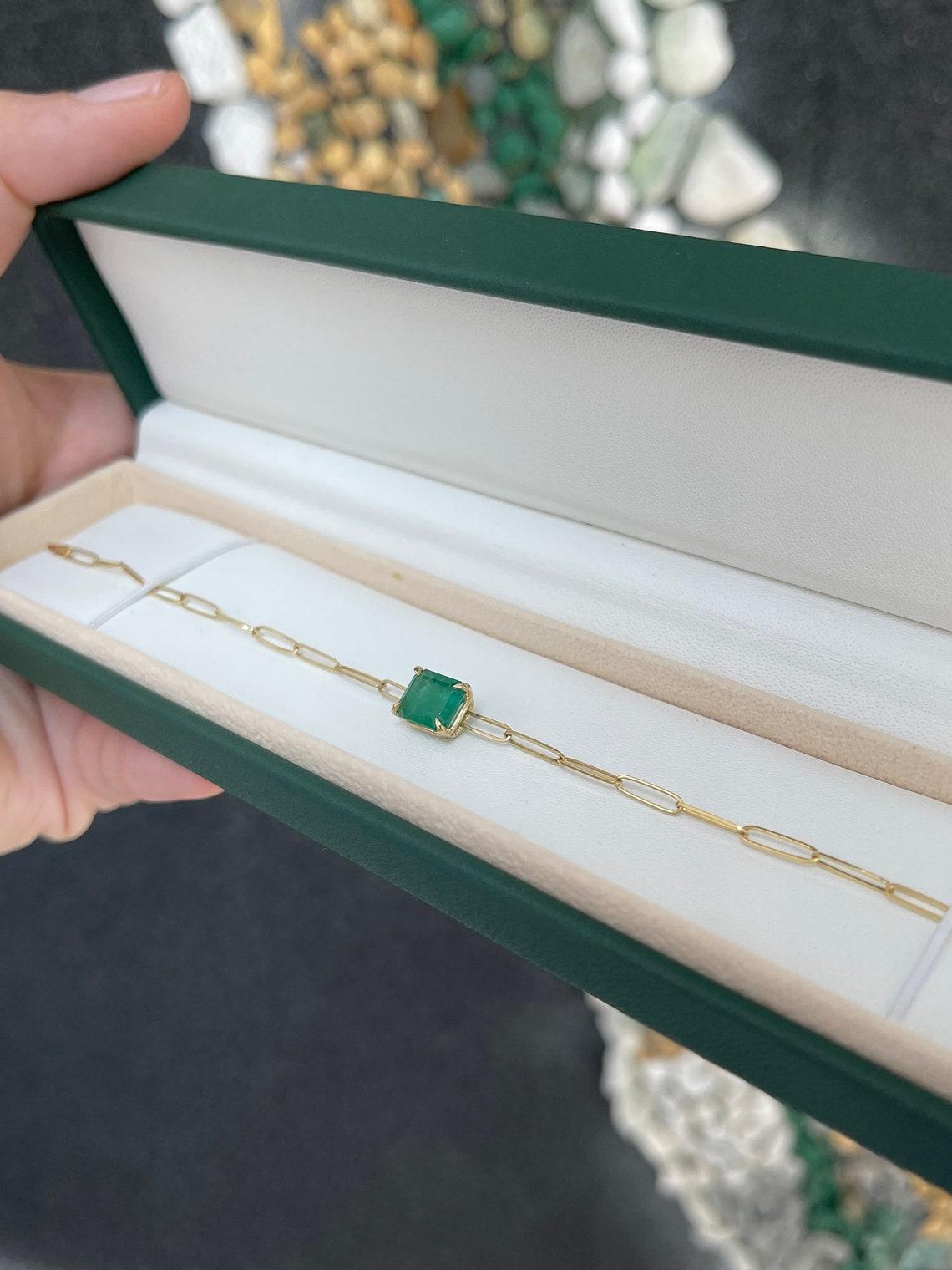 2,68ct Smaragd Schliff Smaragd Solitär Armband - 14K Gold Elegant Ost-West Pape im Zustand „Neu“ im Angebot in Jupiter, FL