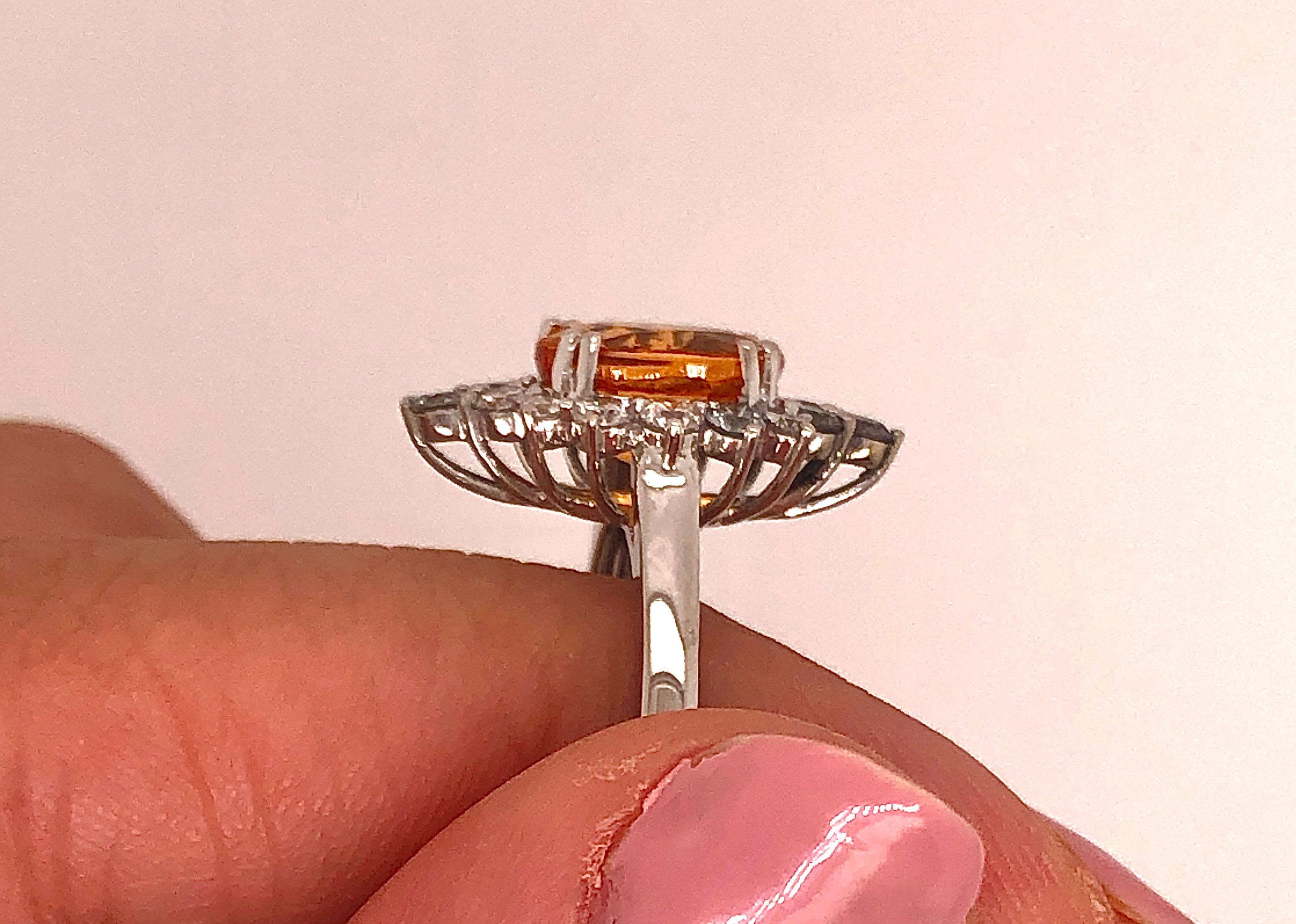 2,68 carati di granato ovale fine arancione Spessartine di qualità e anello aureolato con diamanti in vendita 1