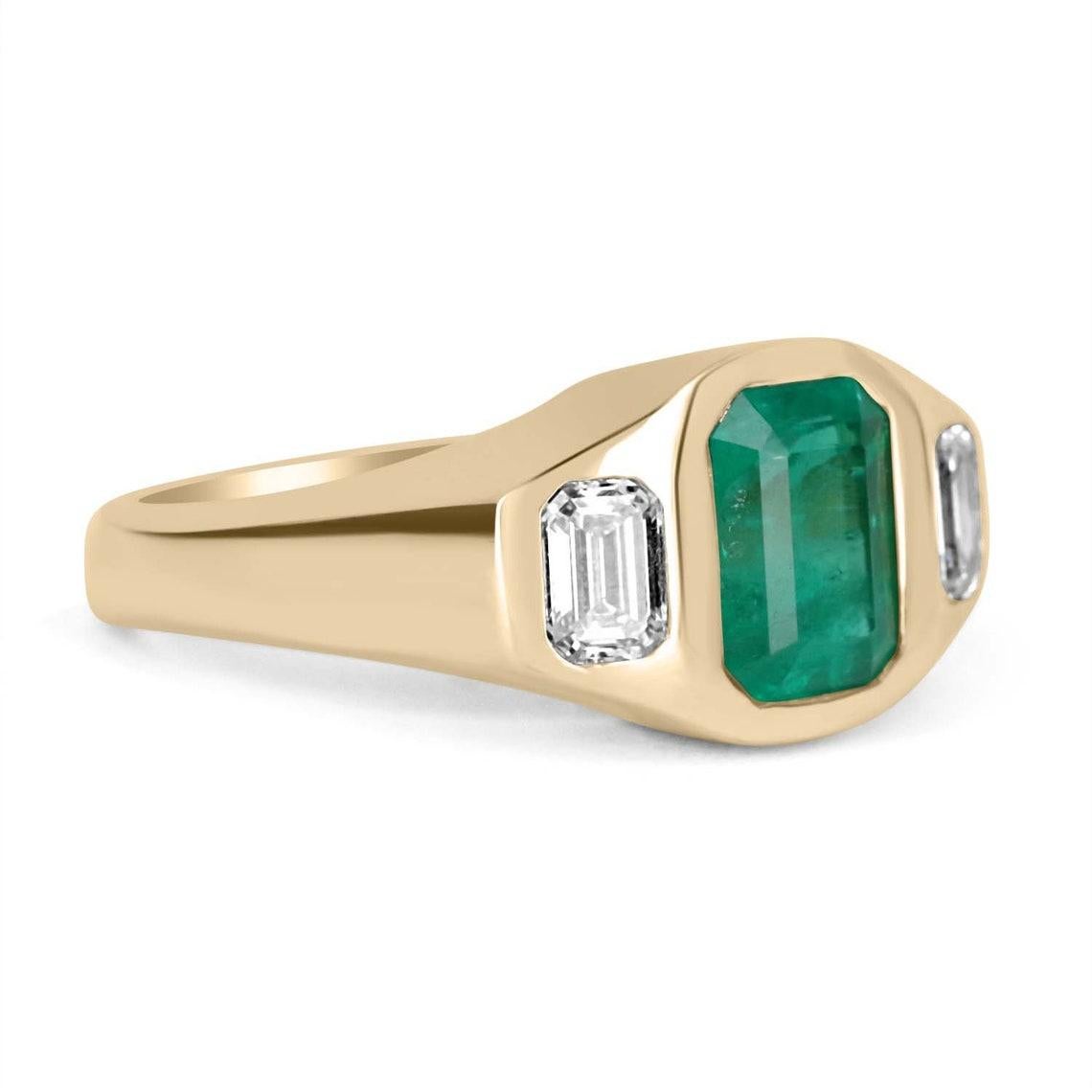 Aquí tienes un impresionante anillo de tres piedras con esmeraldas y diamantes. La piedra central es una impresionante esmeralda colombiana de 2.01 quilates. Esta gema presenta un color verde vivo y un brillo excelente. A los lados hay dos diamantes