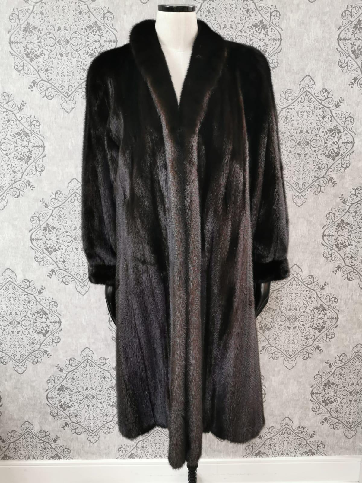 DESCRIPTION : 269 BLACK DIAMOND MINK FUR COAT SIZE 10

Portrait collar, supple skins, beautiful fresh fur, european german clasps for closure, too slit pockets, nice big full pelts skins in excellent condition.

This item is made in Canada with the