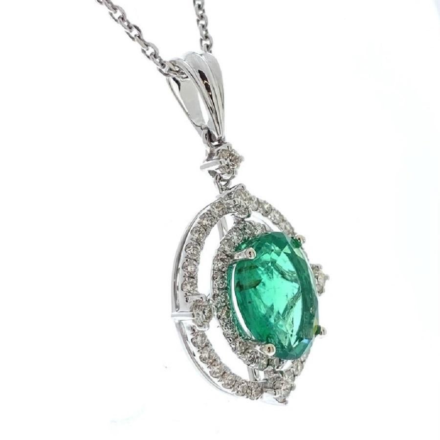 Dieser atemberaubende Anhänger besteht aus einem ovalen grünen Smaragd von 2,69 Karat, der für seine tiefe, satte Farbe und außergewöhnliche Klarheit bekannt ist. Der Smaragd ist elegant von 50 runden Diamanten mit einem Gesamtgewicht von 0,60 Karat