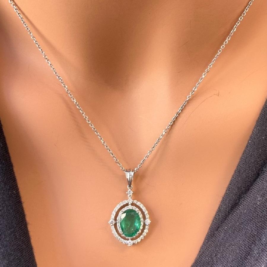2,69 Karat Grüner ovaler Smaragd & Diamant-Anhänger aus 14k Weißgold mit Smaragd (Kissenschliff) im Angebot