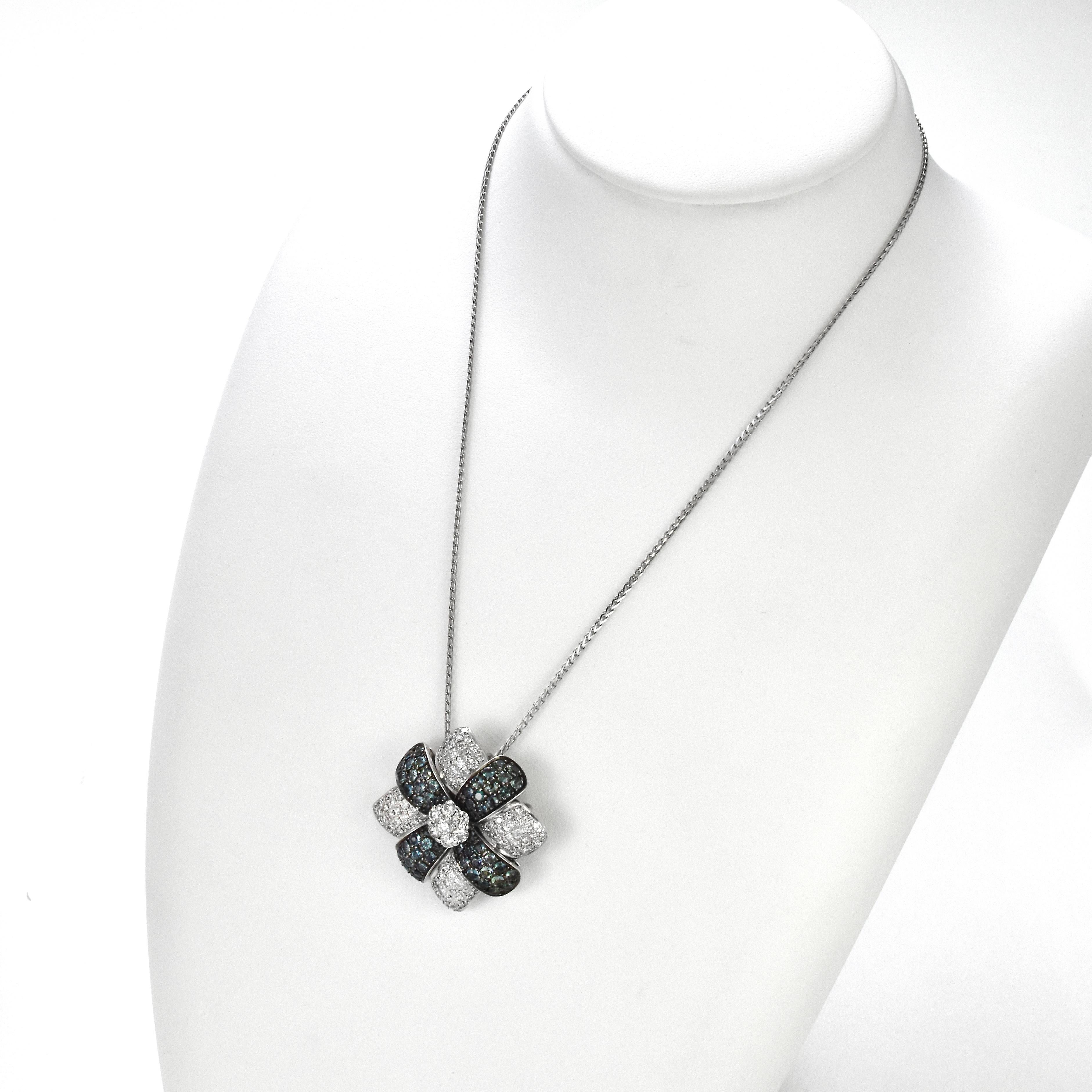 Uno splendido anello con alessandrite naturale da 2,69 carati e 1,86 carati di diamanti incastonati in oro bianco da 18 carati. Le alessandriti producono un fenomeno naturale di cambiamento di colore: presentano un colore verde-bluastro sotto la