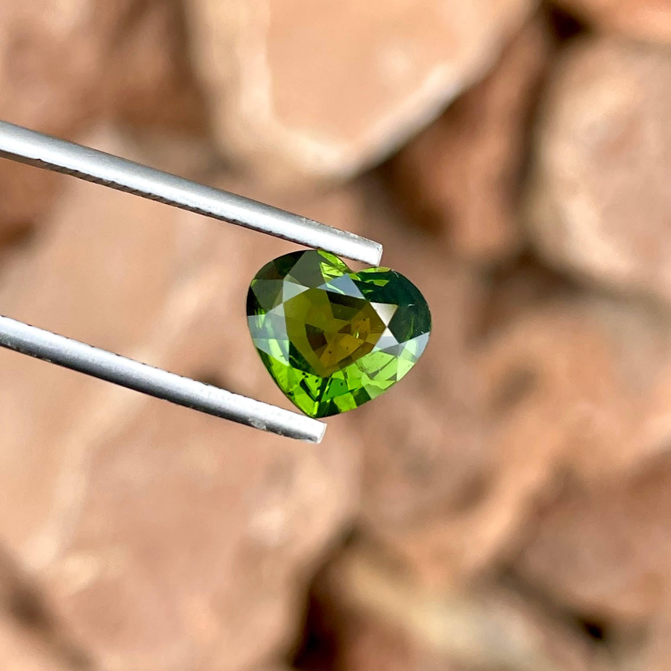 2.69 Carats Loose Chrome Hearts Heart Cut Stone Natural African Gemstone en vente 2