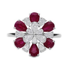 2,69 carati di rubino 1,04 carati di diamante SI/H Anello cocktail con fiore in oro bianco 14 carati