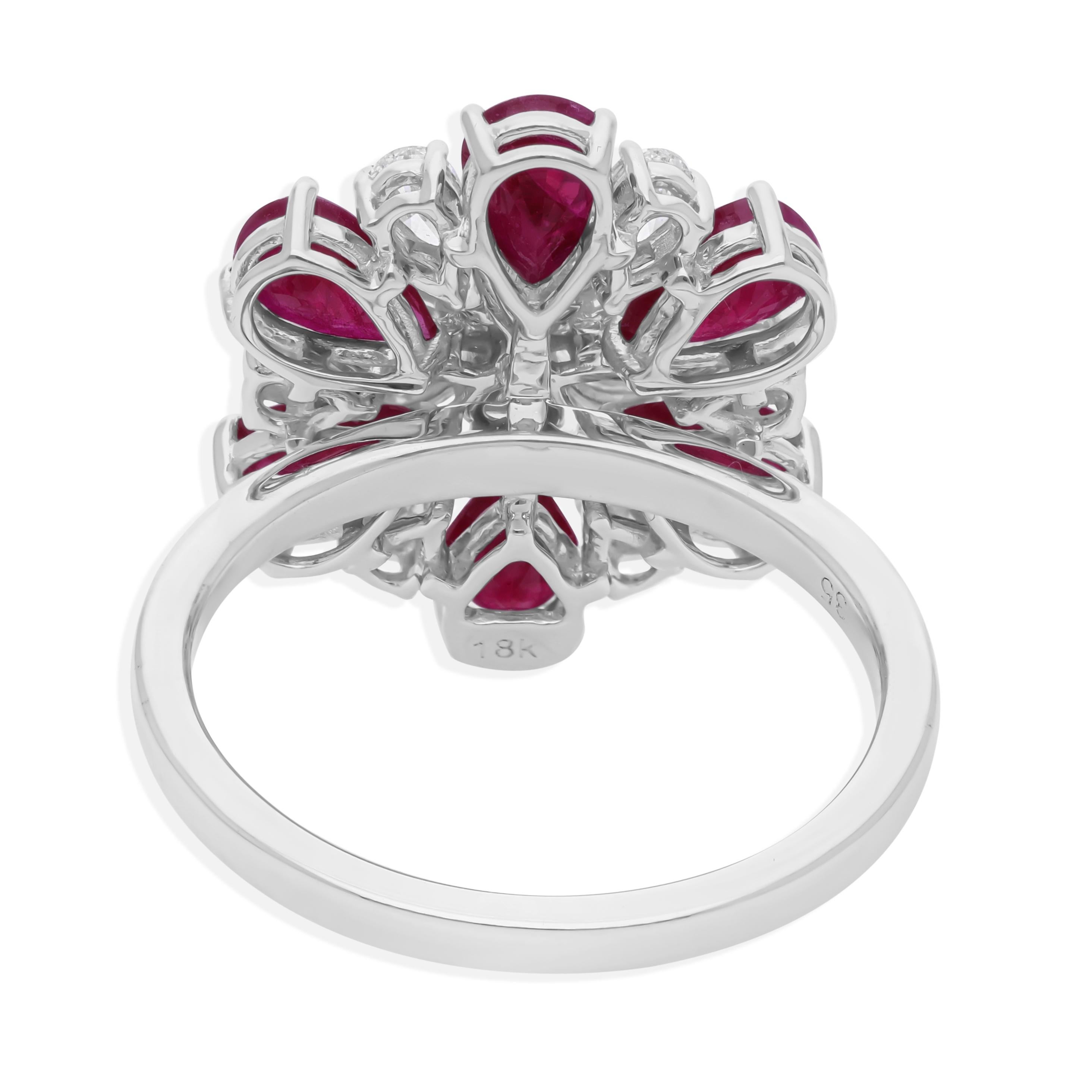 Dieser exquisite Ring aus 18-karätigem Gold ist mit 2,69 Karat Rubinen und 1,04 Karat funkelnden Diamanten besetzt.

FOLLOW SPECTRUM JEWELS Storefront, um die neueste Collection'S und exklusive Stücke zu sehen. Spectrum Jewels ist stolz darauf, ein