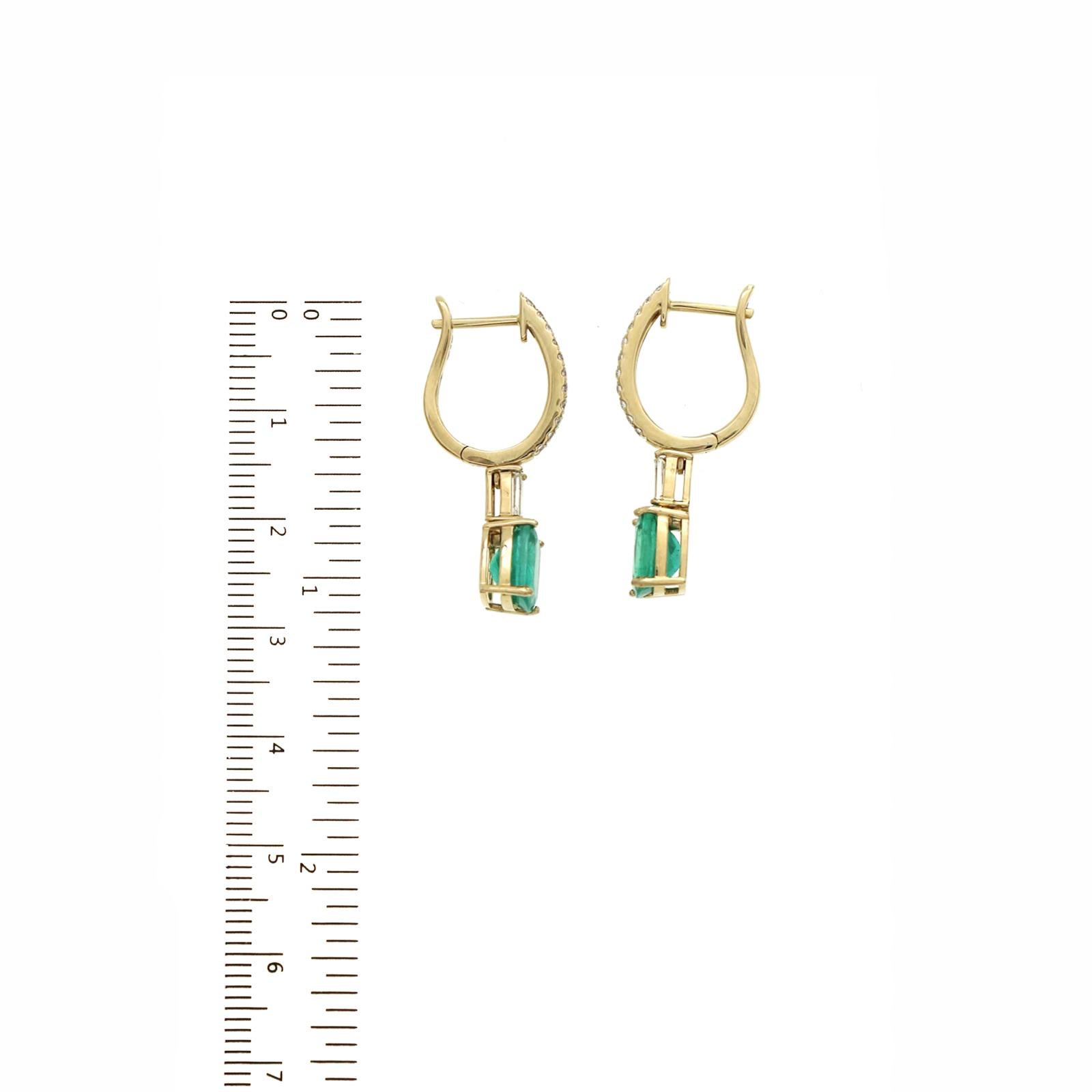 Round Cut 2.69 CT Natural Colombian Emerald 0.62 CT Diamonds 18K Yellow Gold Drop Earrings For Sale