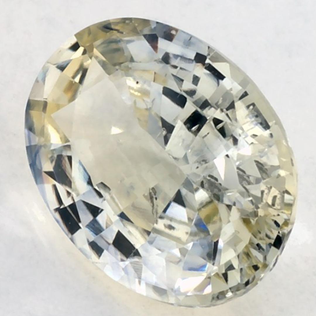 Questo zaffiro giallo naturale offre eleganza e raffinatezza. Con la sua ricca saturazione del colore e il taglio preciso, è il centro perfetto per un anello di fidanzamento o per un design di gioielli di lusso.

Questo zaffiro proviene dallo Sri