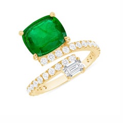 Anillo de compromiso de oro amarillo de 14 quilates con esmeralda de Zambia de 2,69 quilates y diamantes de 0,90 quilates