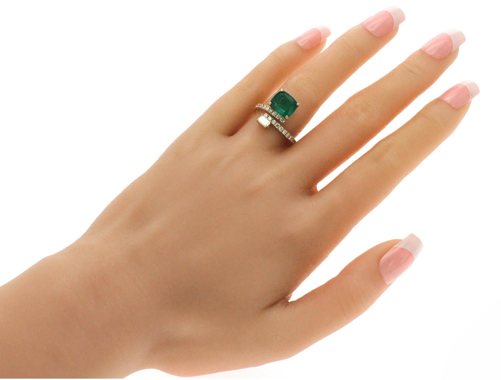 Round Cut 2.69 CT Zambian Emerald & 0.90 CT Diamonds in 14K Yellow Gold Engagement Ring For Sale