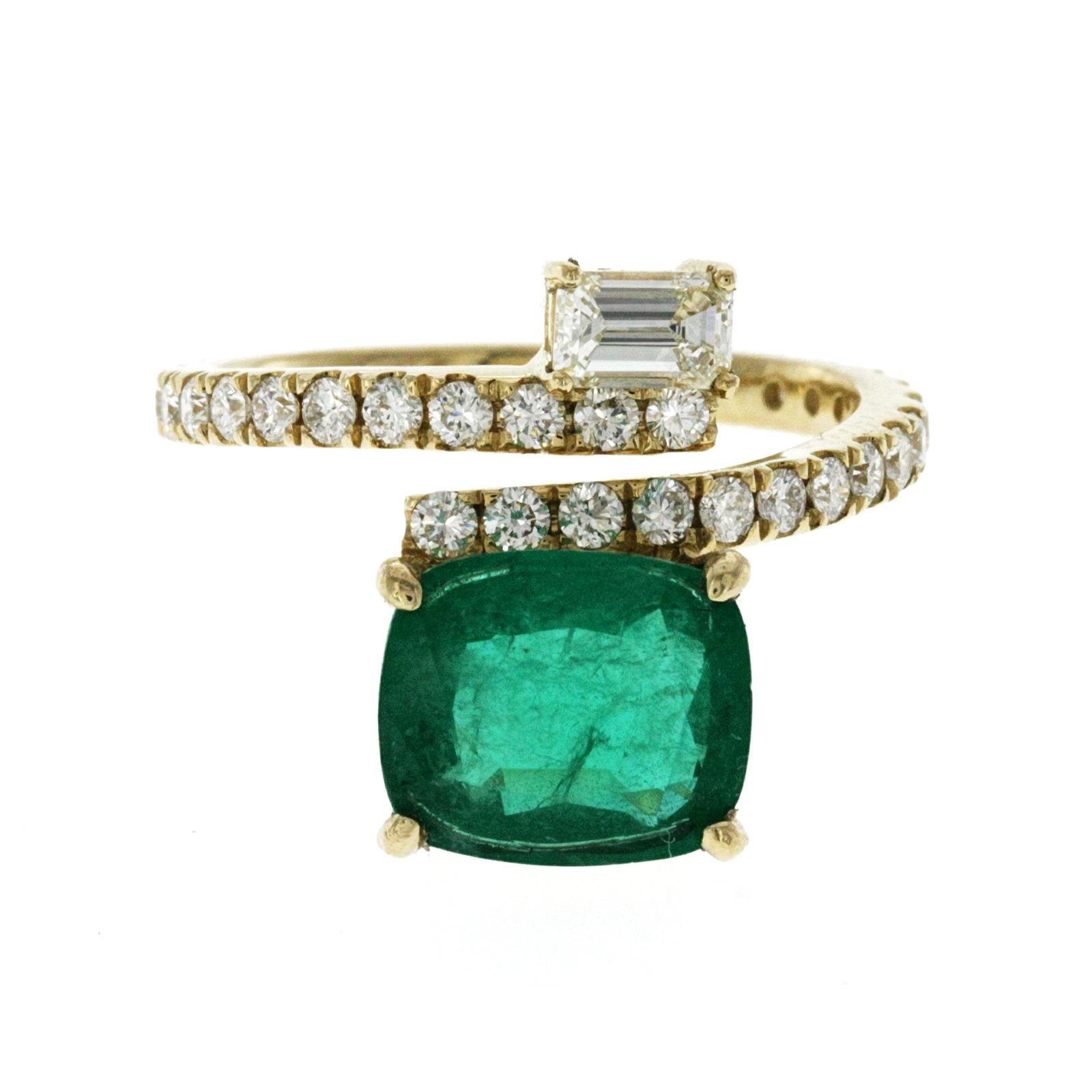 2.69 CT Zambian Emerald & 0.90 CT Diamonds in 14K Yellow Gold Engagement Ring In New Condition For Sale In Los Angeles, CA