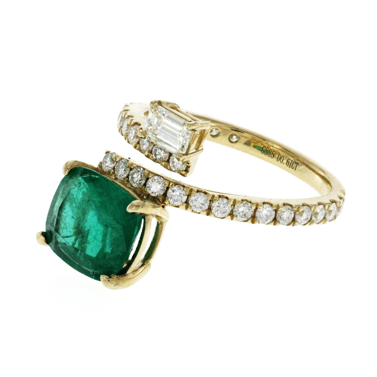 Women's or Men's 2.69 CT Zambian Emerald & 0.90 CT Diamonds in 14K Yellow Gold Engagement Ring For Sale