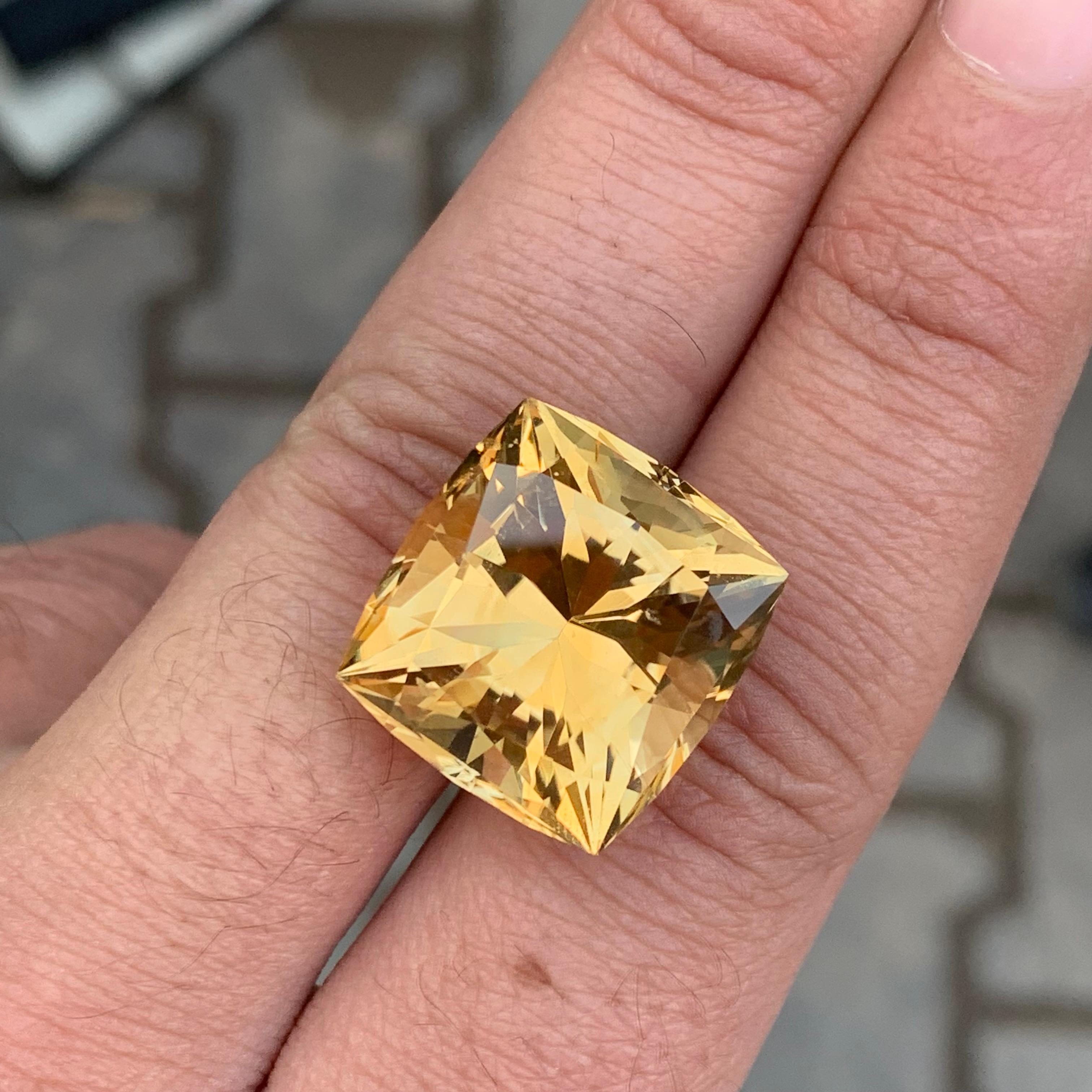 26,90 Karat Natürlicher Citrin im Schmetterlingsschliff Edelstein (Smaragdschliff) im Angebot