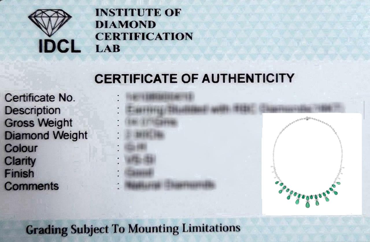 Collana dichiarata in oro bianco 18 carati con smeraldo a forma di pera e diamanti penzolanti da 26,93 carati in vendita 1