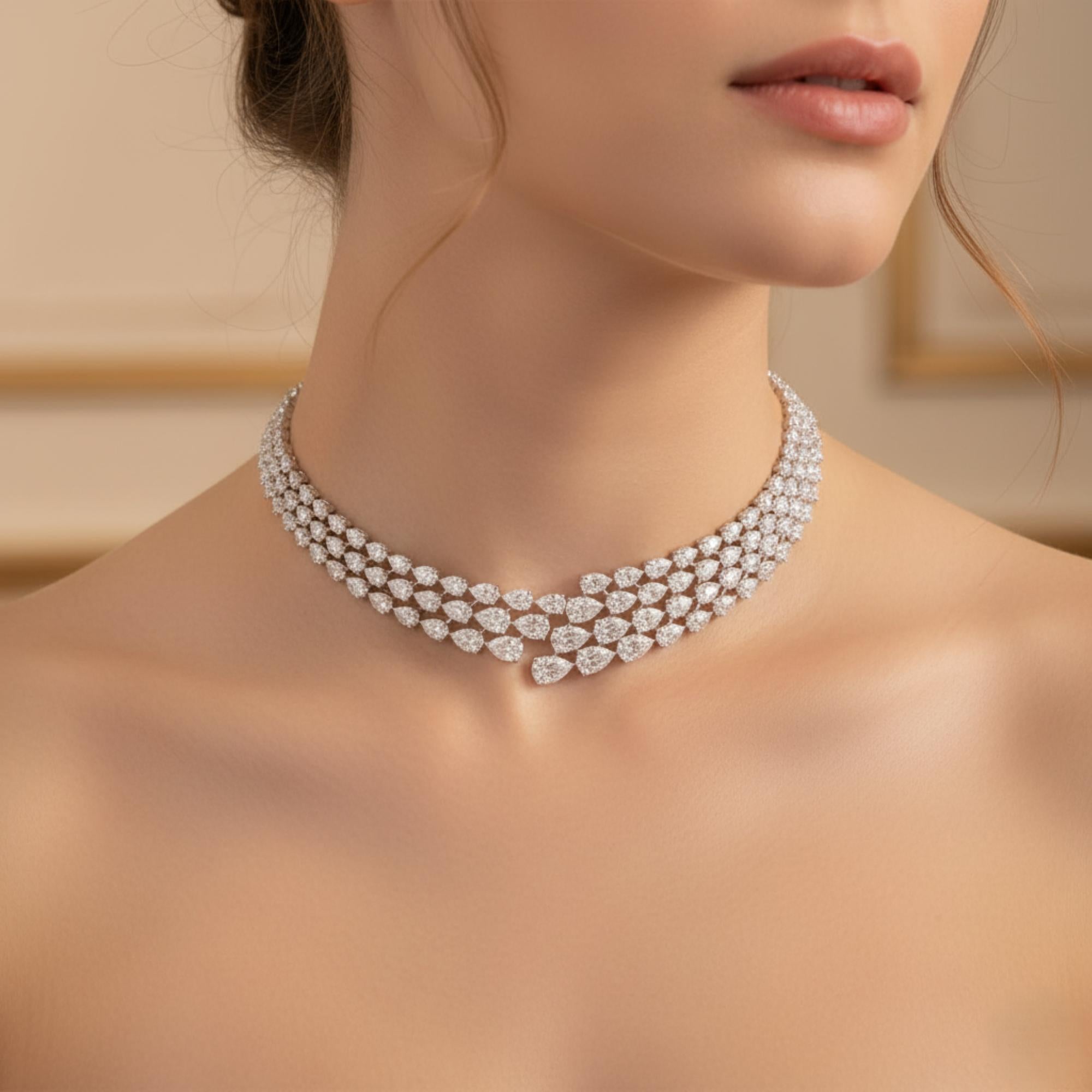 26,93 CTW SI/H Diamante Ampio Girocollo Nuziale Regalo Oro Bianco 18 Karati
La collana presenta diamanti con taglio pera e ovale che creano un filo a tre file su un lato e un filo largo a quattro file sull'altra metà della collana, creando una