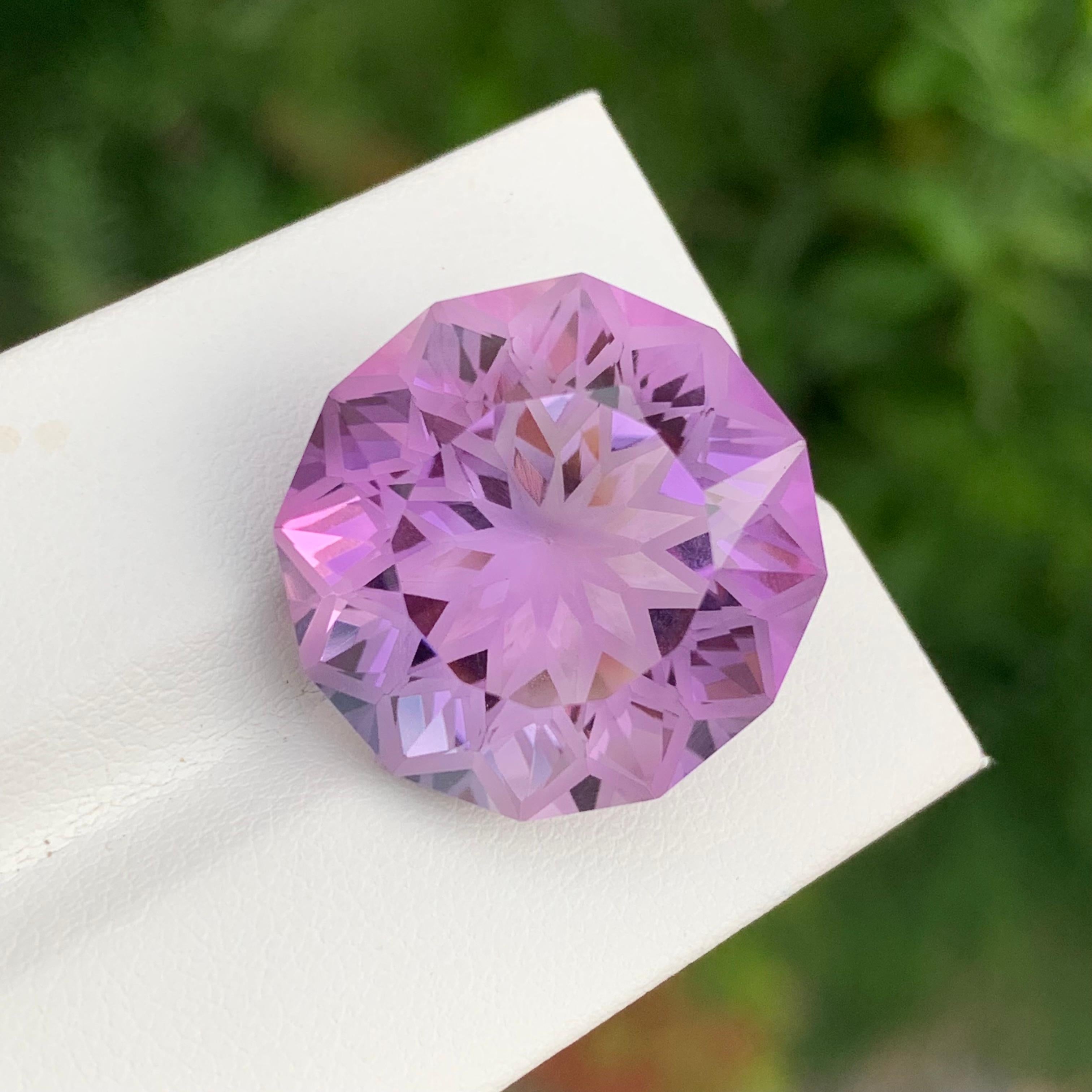 Loser Amethyst
Gewicht: 26,95 Karat
Abmessung: 20 x 20 x 13,2 mm
Farbe: Violett
Herkunft: Brasilien
Behandlung: Nicht
Zertifikat: Auf Anfrage
Die Form: Rund 

Der Amethyst, eine atemberaubende Quarzart, die für ihren faszinierenden violetten Farbton